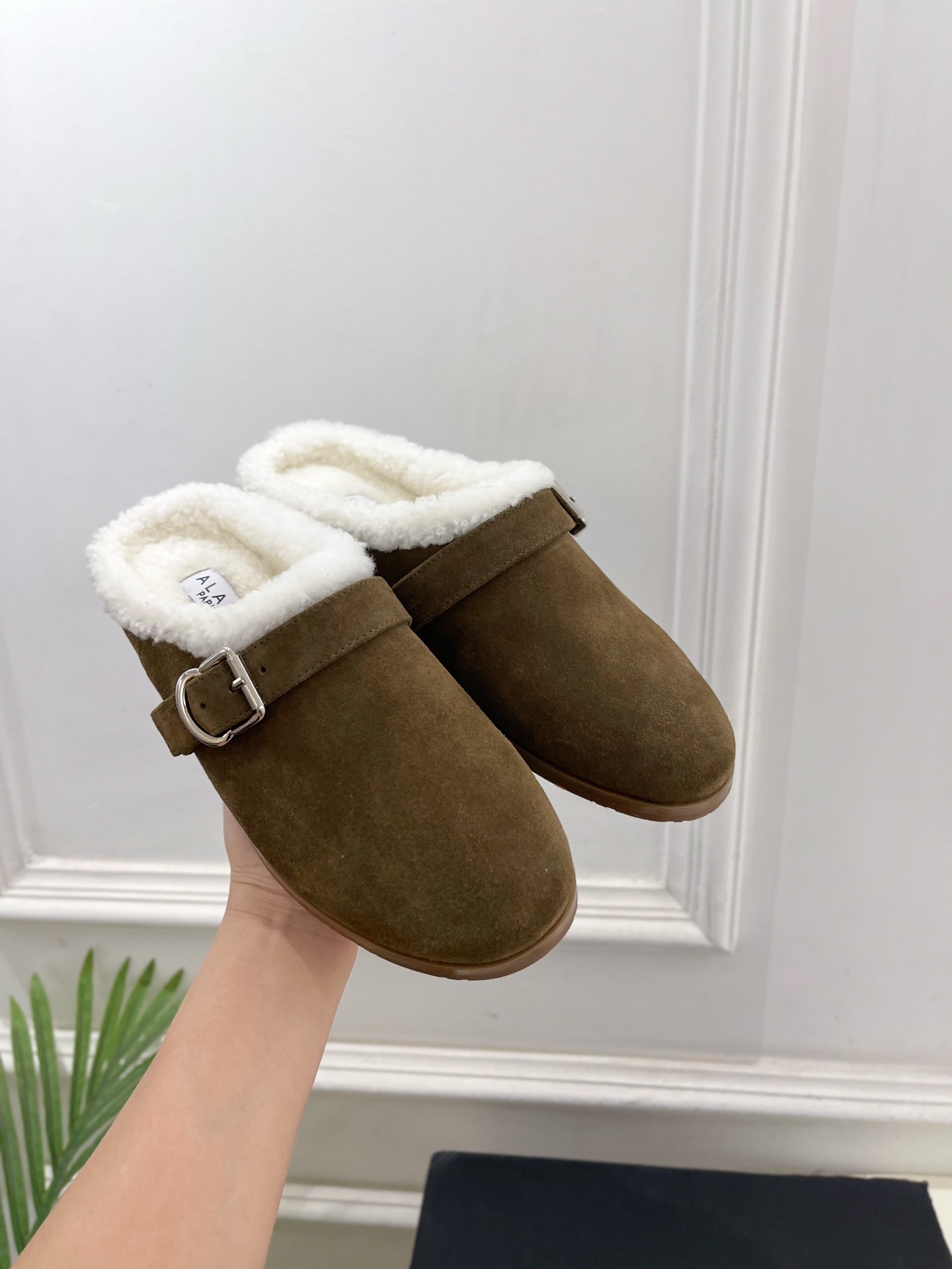 ALAÏA 阿莱亚25SS秋冬新品 复古扣带包头毛拖—————————Alaïa作为这两年最受欢迎的鬼才