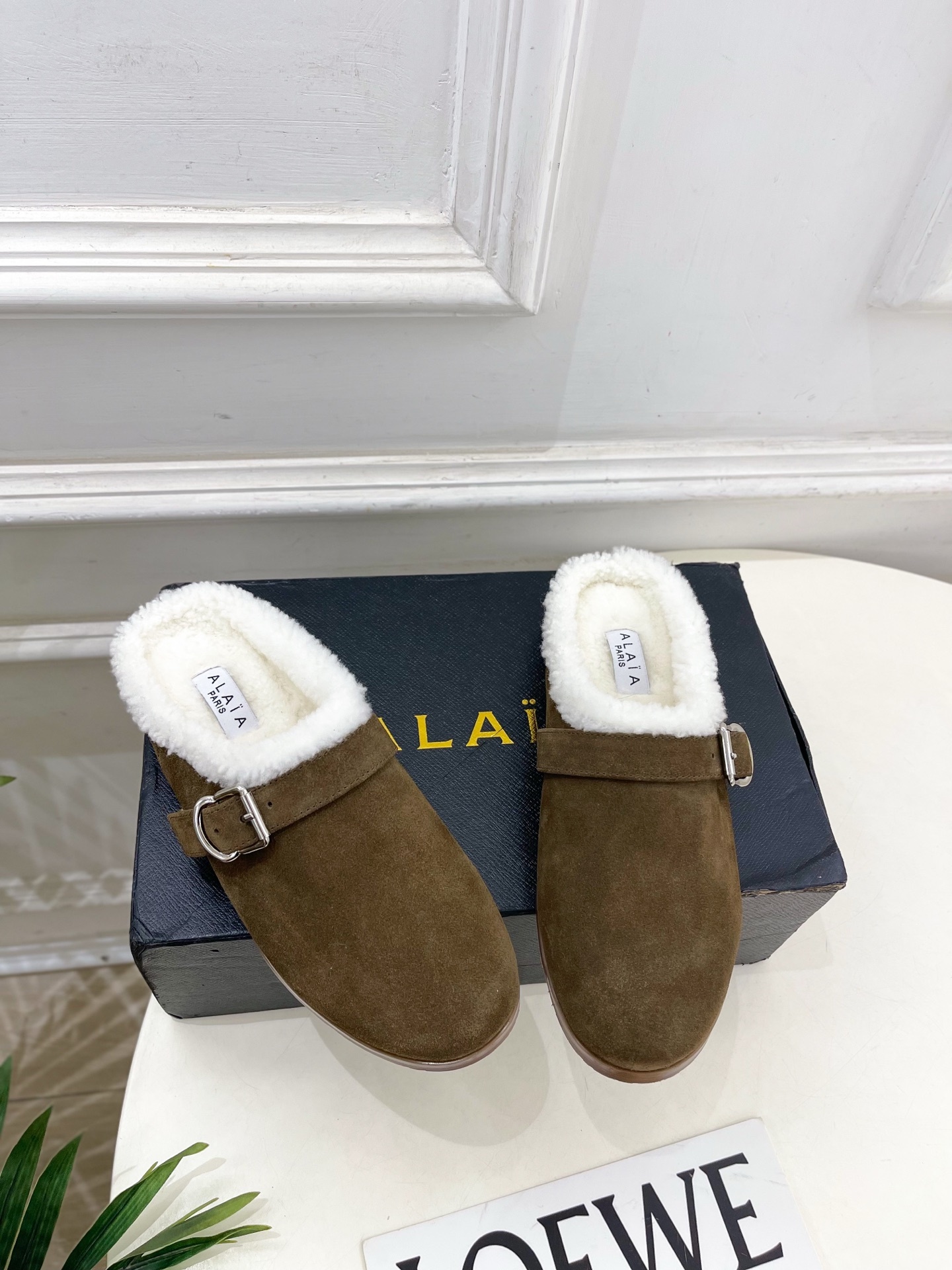 ALAÏA 阿莱亚25SS秋冬新品 复古扣带包头毛拖—————————Alaïa作为这两年最受欢迎的鬼才