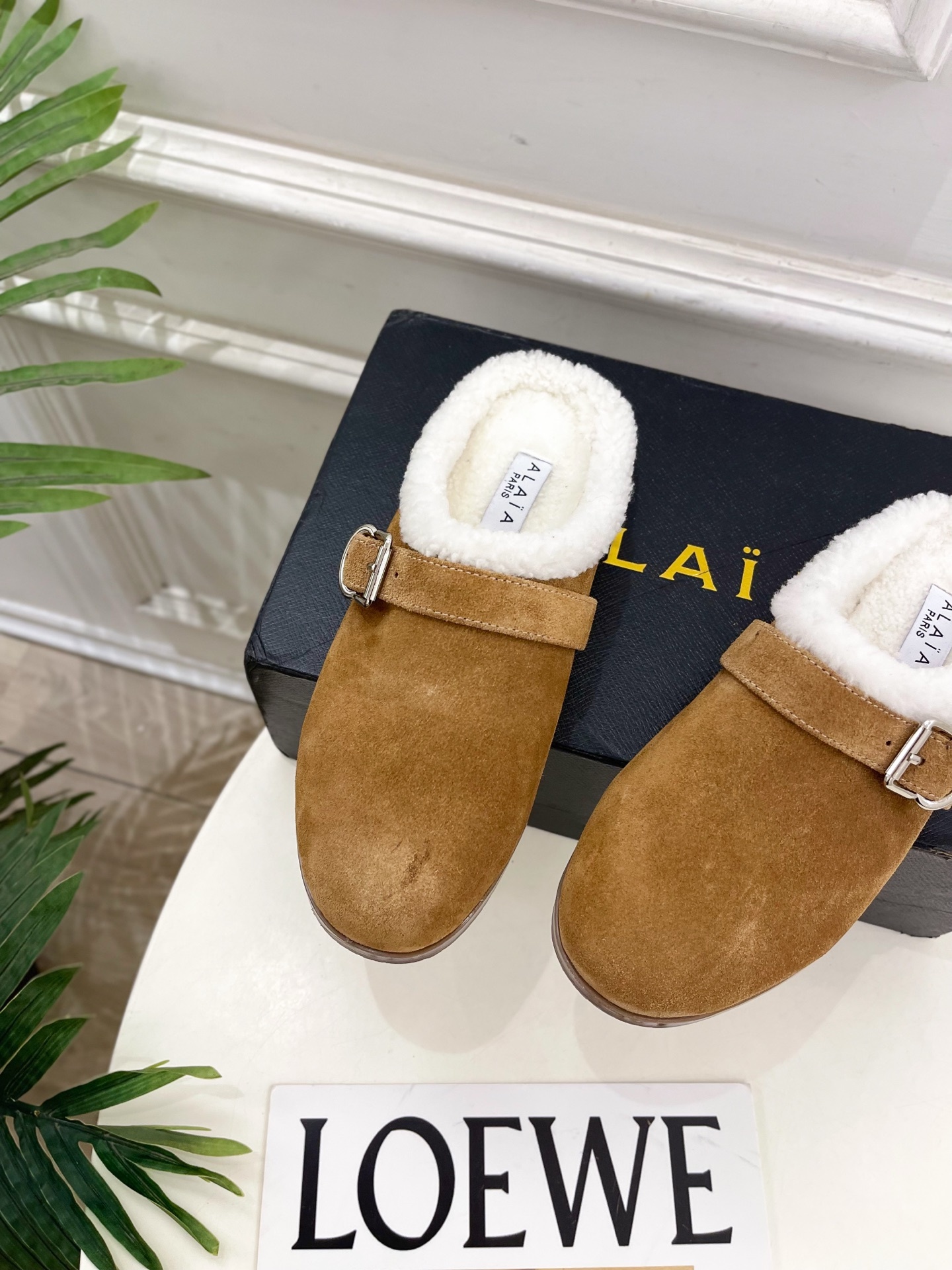 ALAÏA 阿莱亚25SS秋冬新品 复古扣带包头毛拖—————————Alaïa作为这两年最受欢迎的鬼才