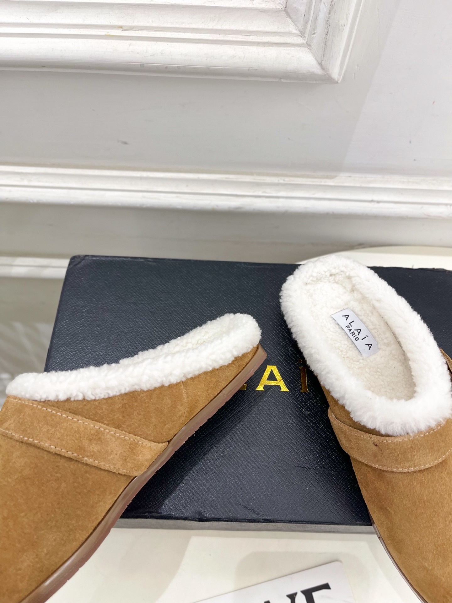 ALAÏA 阿莱亚25SS秋冬新品 复古扣带包头毛拖—————————Alaïa作为这两年最受欢迎的鬼才