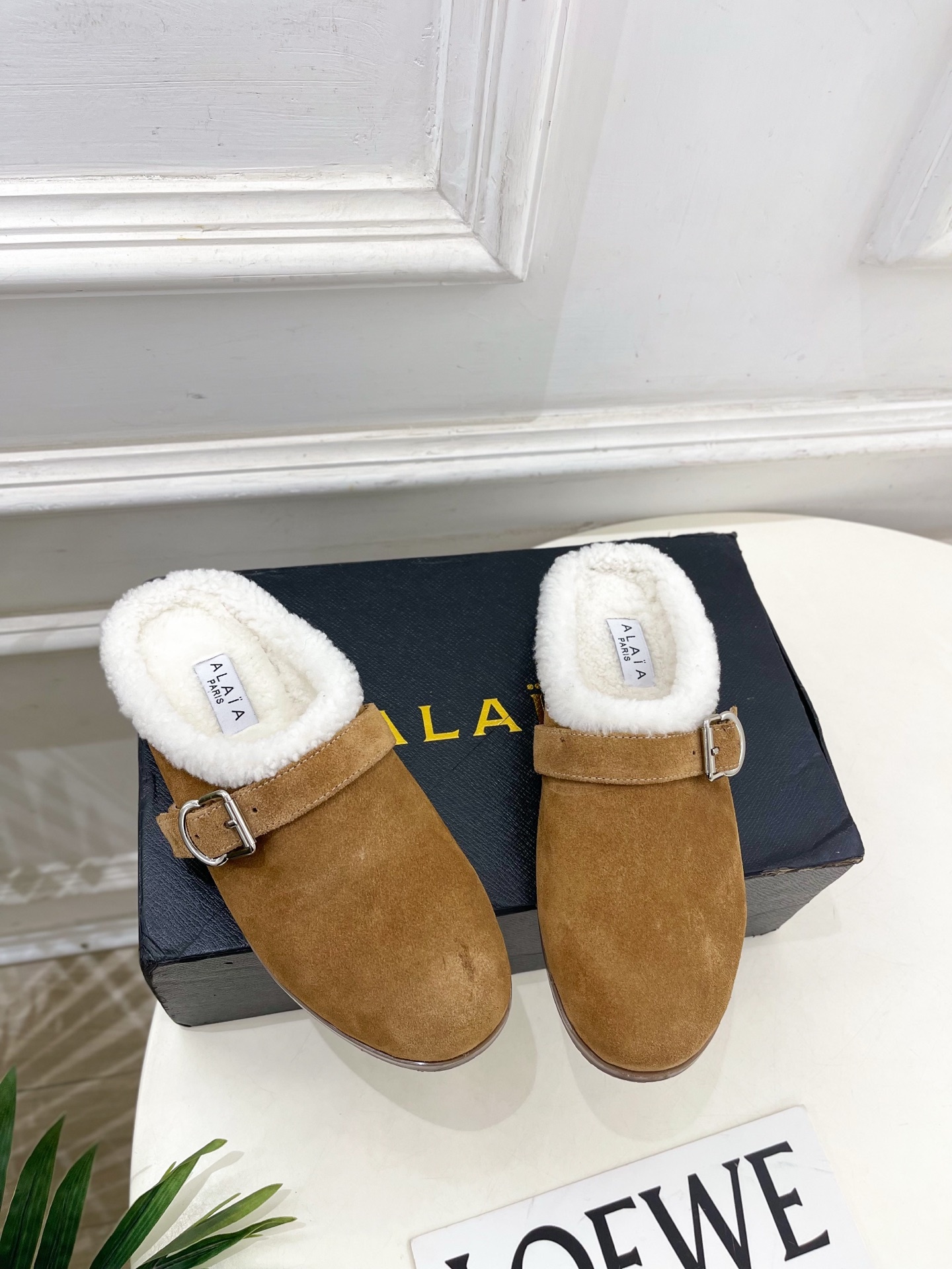 ALAÏA 阿莱亚25SS秋冬新品 复古扣带包头毛拖—————————Alaïa作为这两年最受欢迎的鬼才