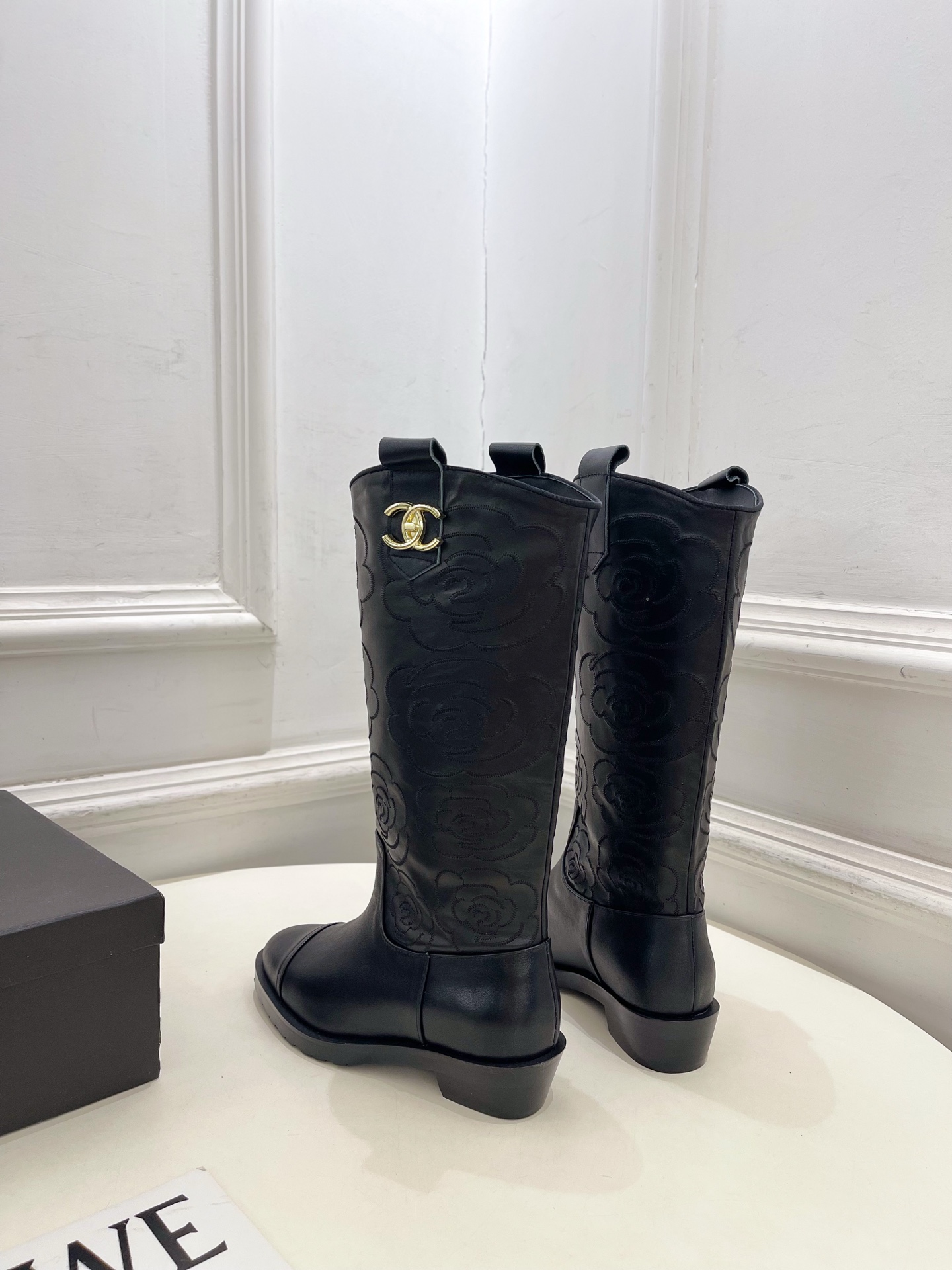 𝐂𝐇𝐀𝐍𝐄𝐋 | 小香 25𝐬𝐬 🦋2025 秋冬秀场新品 小香双C书包扣电绣山茶花西部牛仔靴 系列上新