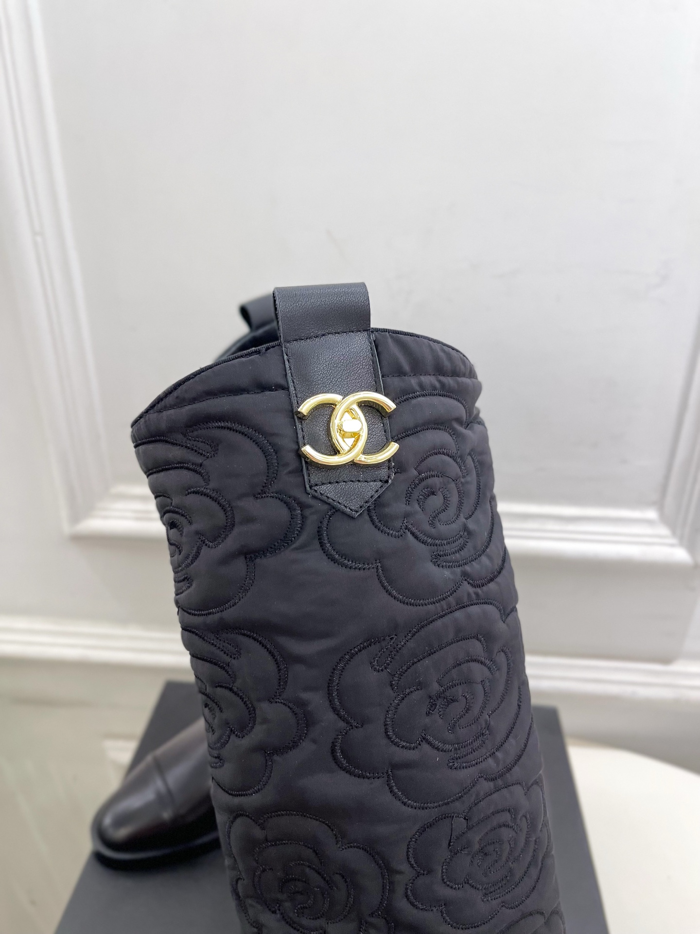 𝐂𝐇𝐀𝐍𝐄𝐋 | 小香 25𝐬𝐬 🦋2025 秋冬秀场新品 小香双C书包扣电绣山茶花西部牛仔靴 系列上新