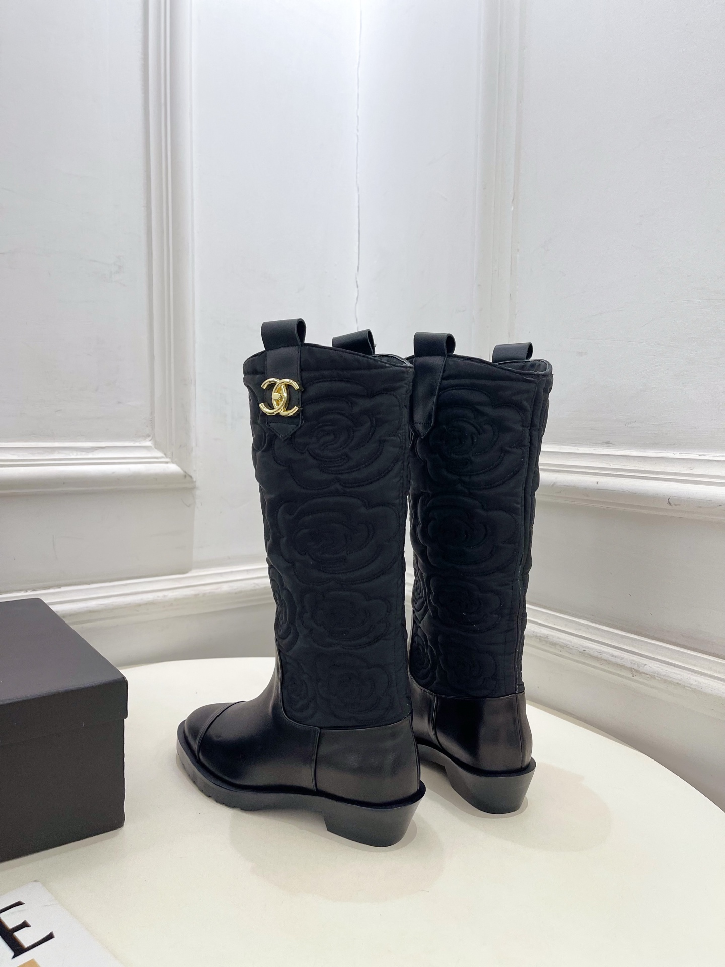 𝐂𝐇𝐀𝐍𝐄𝐋 | 小香 25𝐬𝐬 🦋2025 秋冬秀场新品 小香双C书包扣电绣山茶花西部牛仔靴 系列上新