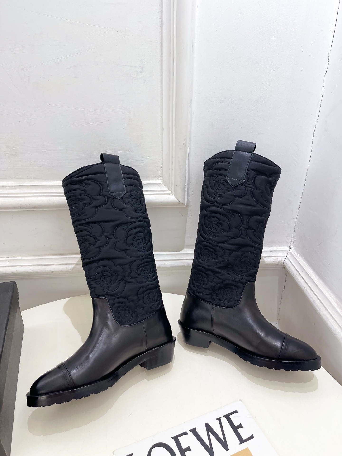 𝐂𝐇𝐀𝐍𝐄𝐋 | 小香 25𝐬𝐬 🦋2025 秋冬秀场新品 小香双C书包扣电绣山茶花西部牛仔靴 系列上新