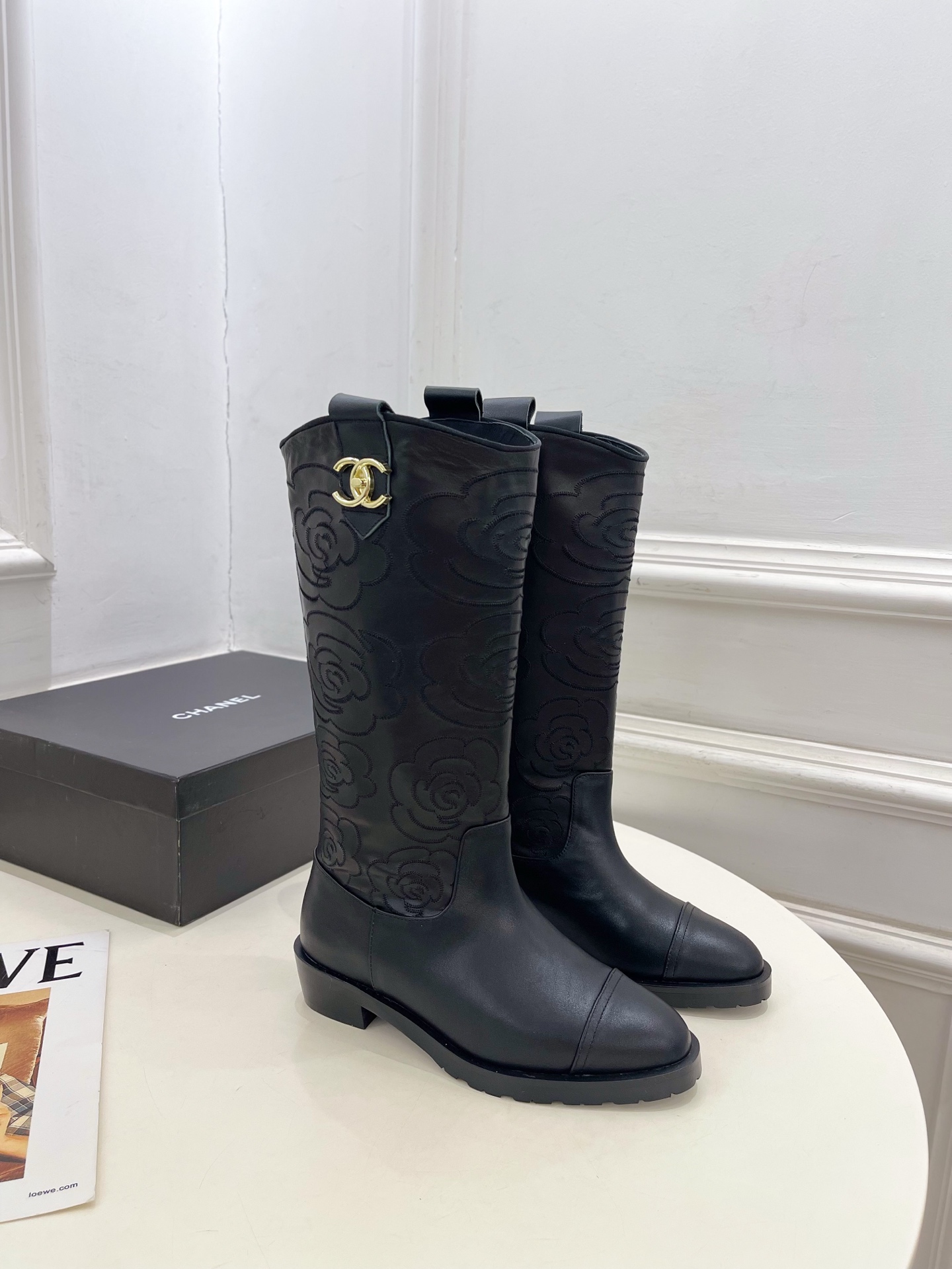 𝐂𝐇𝐀𝐍𝐄𝐋 | 小香 25𝐬𝐬 🦋2025 秋冬秀场新品 小香双C书包扣电绣山茶花西部牛仔靴 系列上新