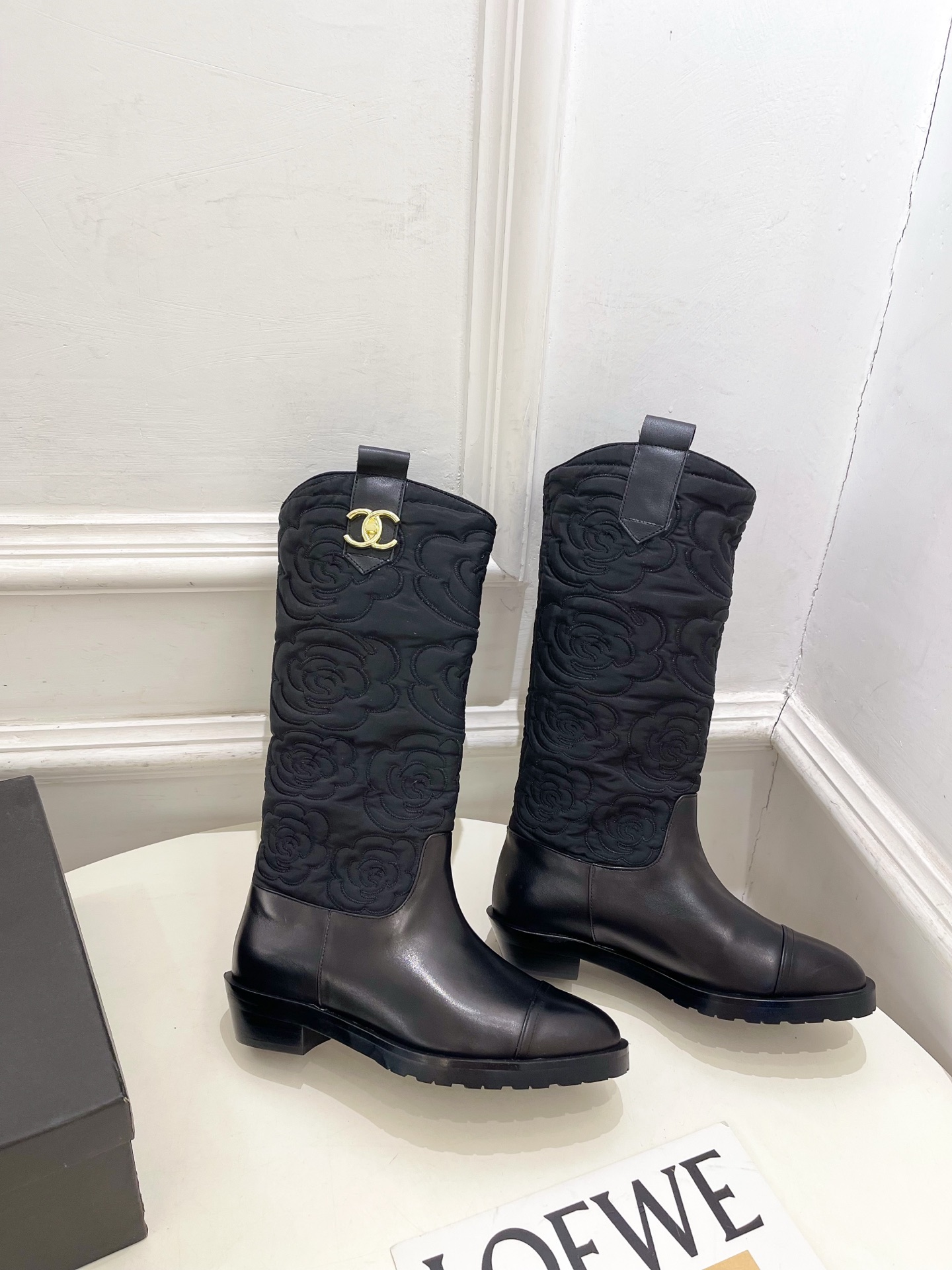 𝐂𝐇𝐀𝐍𝐄𝐋 | 小香 25𝐬𝐬 🦋2025 秋冬秀场新品 小香双C书包扣电绣山茶花西部牛仔靴 系列上新