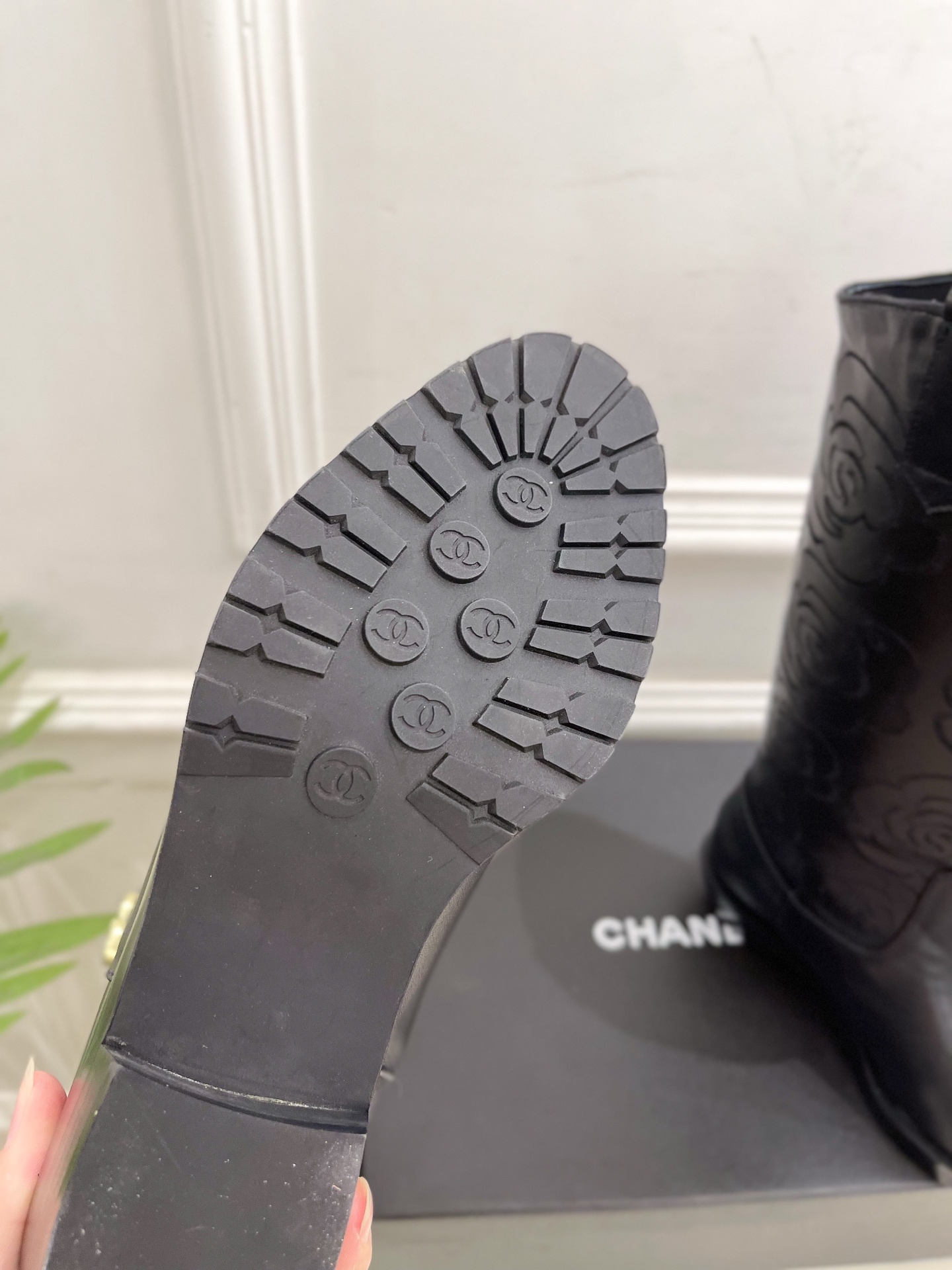 𝐂𝐇𝐀𝐍𝐄𝐋 | 小香 25𝐬𝐬 🦋2025 秋冬秀场新品 小香双C书包扣电绣山茶花西部牛仔靴 系列上新