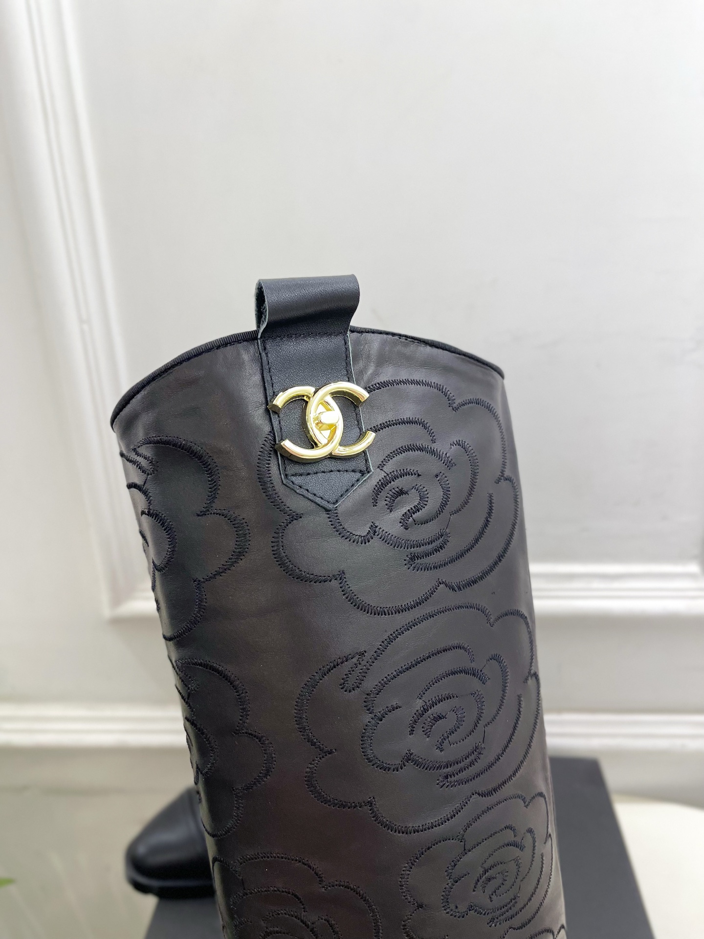 𝐂𝐇𝐀𝐍𝐄𝐋 | 小香 25𝐬𝐬 🦋2025 秋冬秀场新品 小香双C书包扣电绣山茶花西部牛仔靴 系列上新