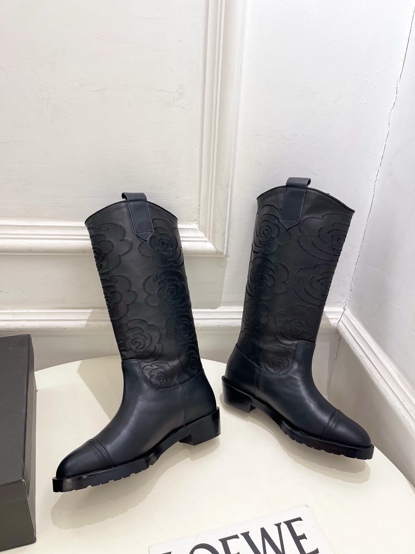 𝐂𝐇𝐀𝐍𝐄𝐋 | 小香 25𝐬𝐬 🦋2025 秋冬秀场新品 小香双C书包扣电绣山茶花西部牛仔靴 系列上新