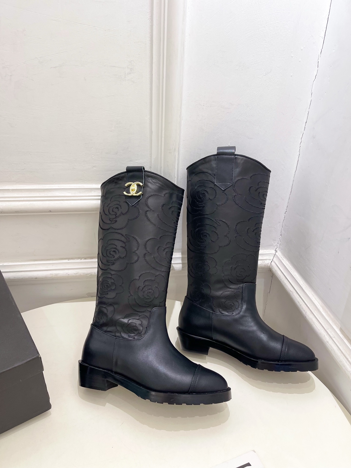 𝐂𝐇𝐀𝐍𝐄𝐋 | 小香 25𝐬𝐬 🦋2025 秋冬秀场新品 小香双C书包扣电绣山茶花西部牛仔靴 系列上新