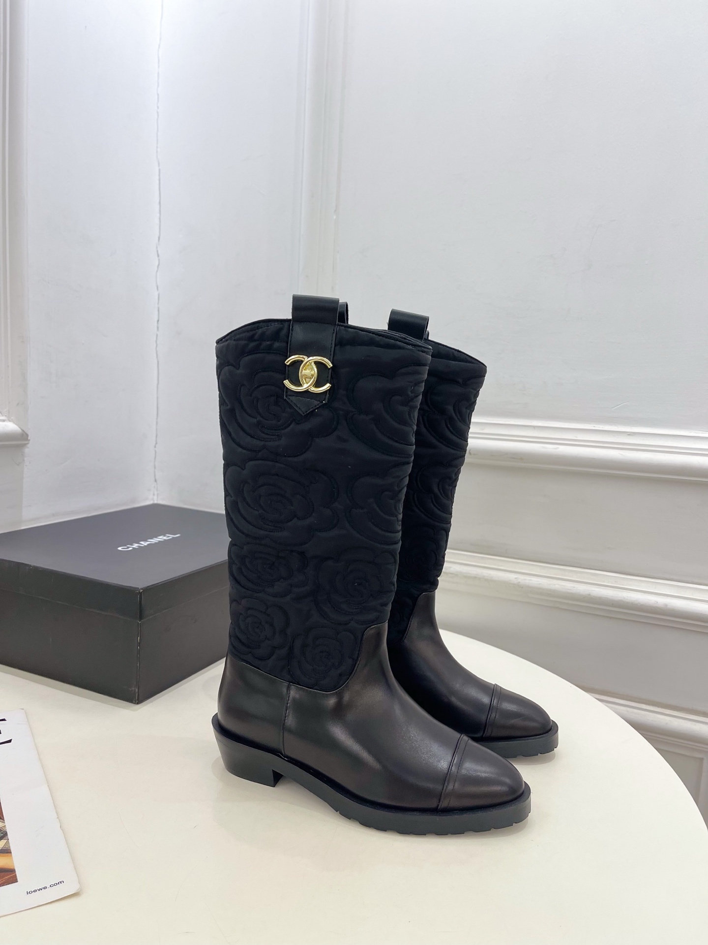 𝐂𝐇𝐀𝐍𝐄𝐋 | 小香 25𝐬𝐬 🦋2025 秋冬秀场新品 小香双C书包扣电绣山茶花西部牛仔靴 系列上新