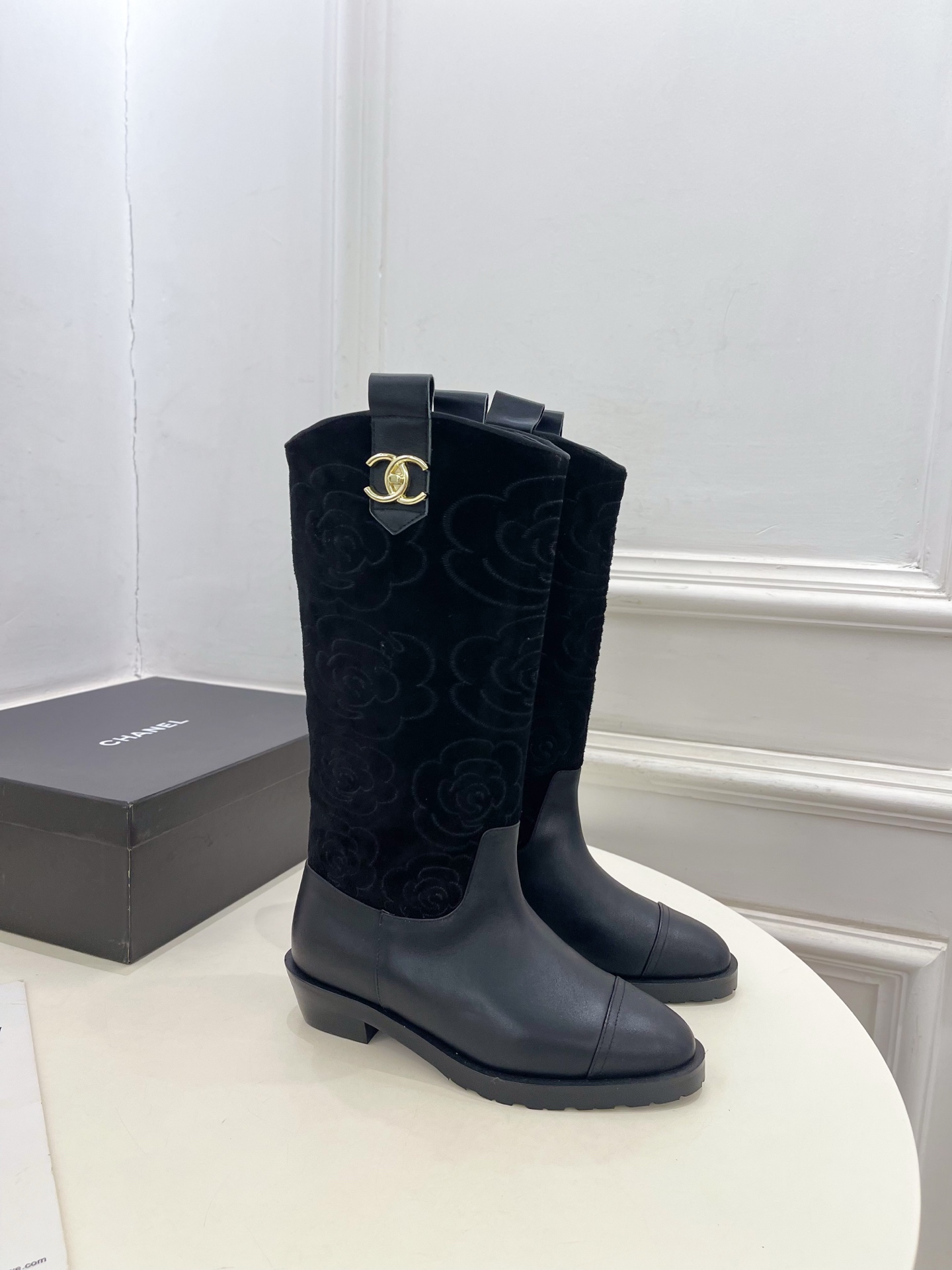 𝐂𝐇𝐀𝐍𝐄𝐋 | 小香 25𝐬𝐬 🦋2025 秋冬秀场新品 小香双C书包扣电绣山茶花西部牛仔靴 系列上新