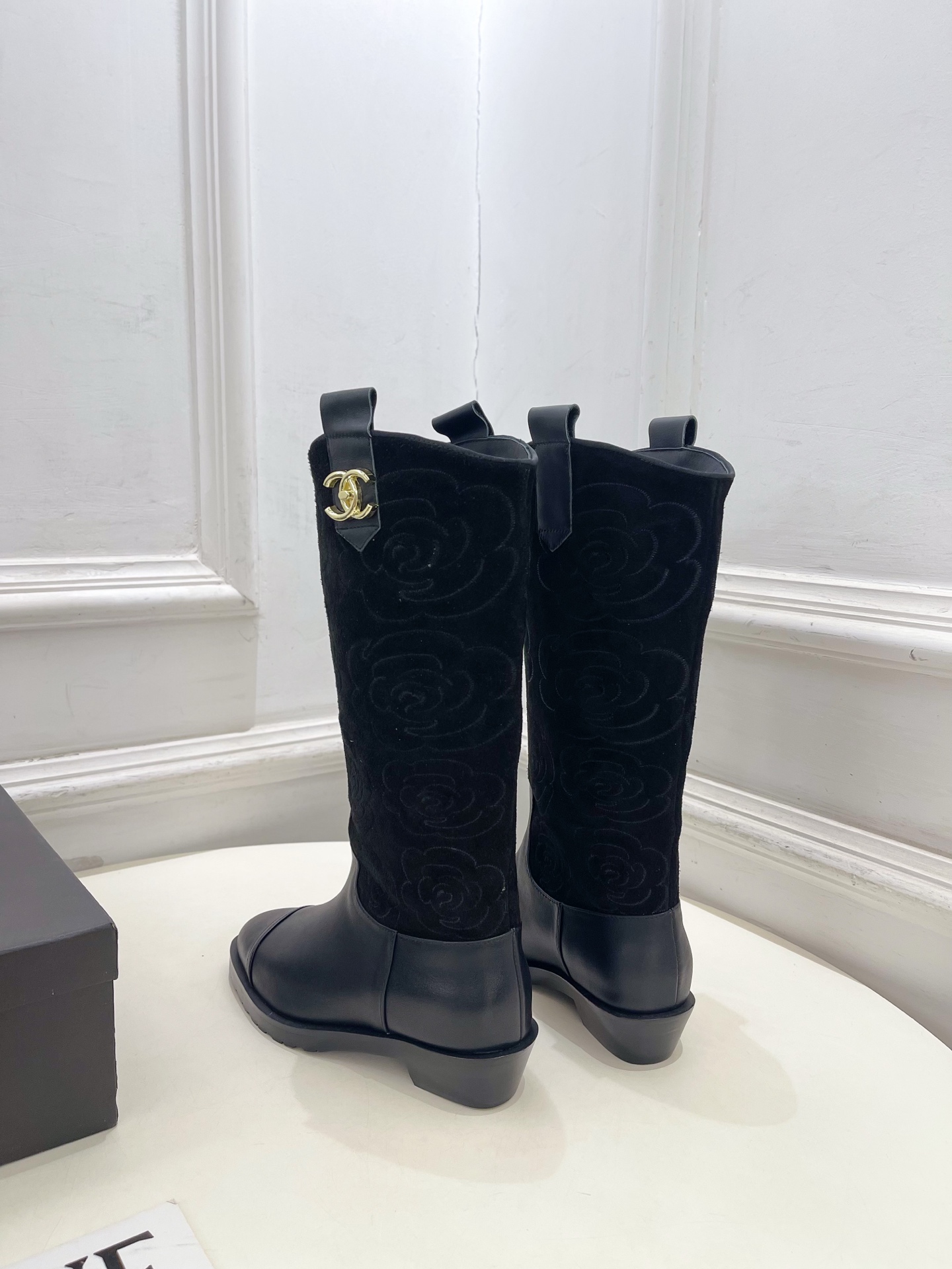 𝐂𝐇𝐀𝐍𝐄𝐋 | 小香 25𝐬𝐬 🦋2025 秋冬秀场新品 小香双C书包扣电绣山茶花西部牛仔靴 系列上新