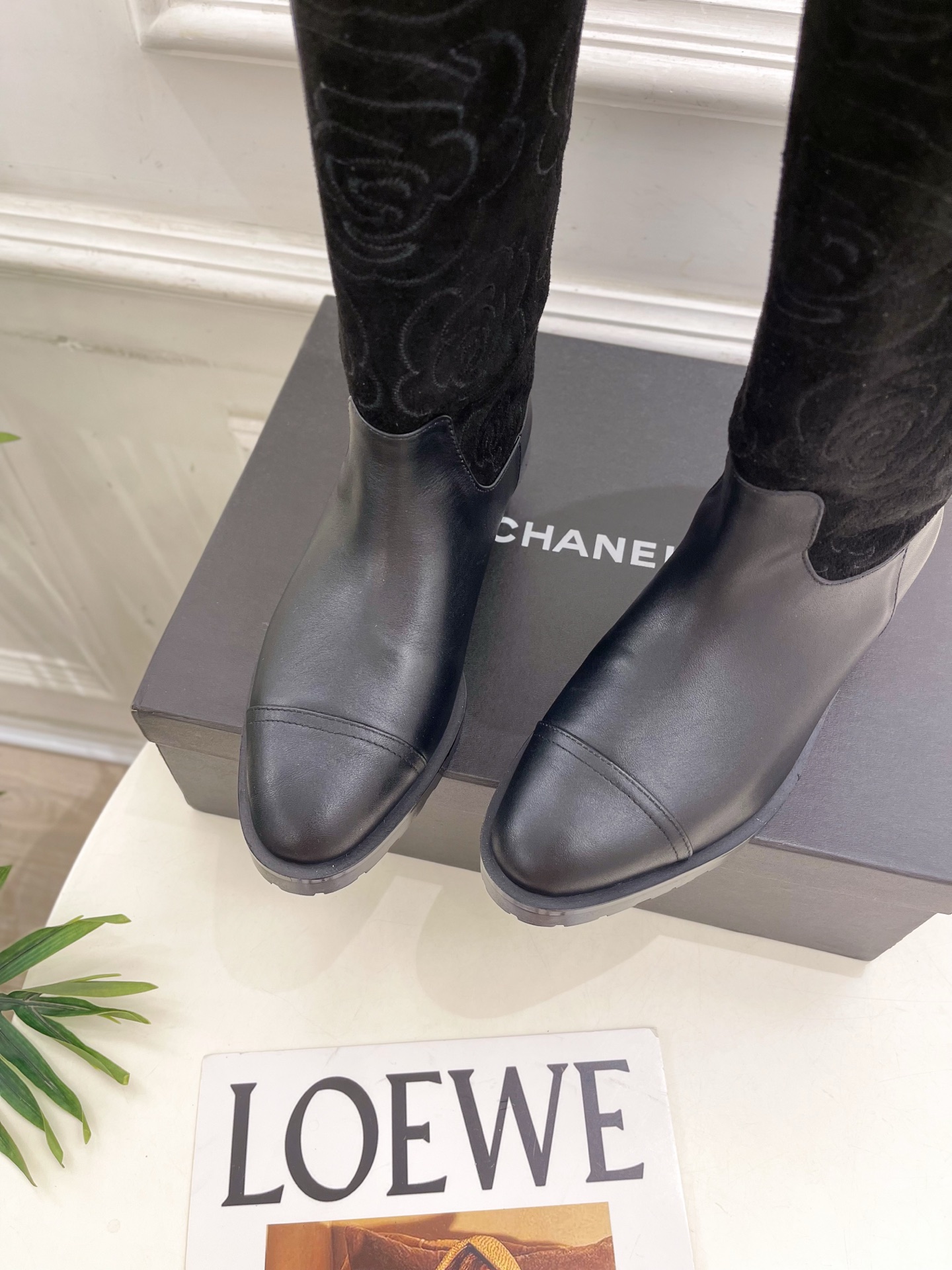 𝐂𝐇𝐀𝐍𝐄𝐋 | 小香 25𝐬𝐬 🦋2025 秋冬秀场新品 小香双C书包扣电绣山茶花西部牛仔靴 系列上新