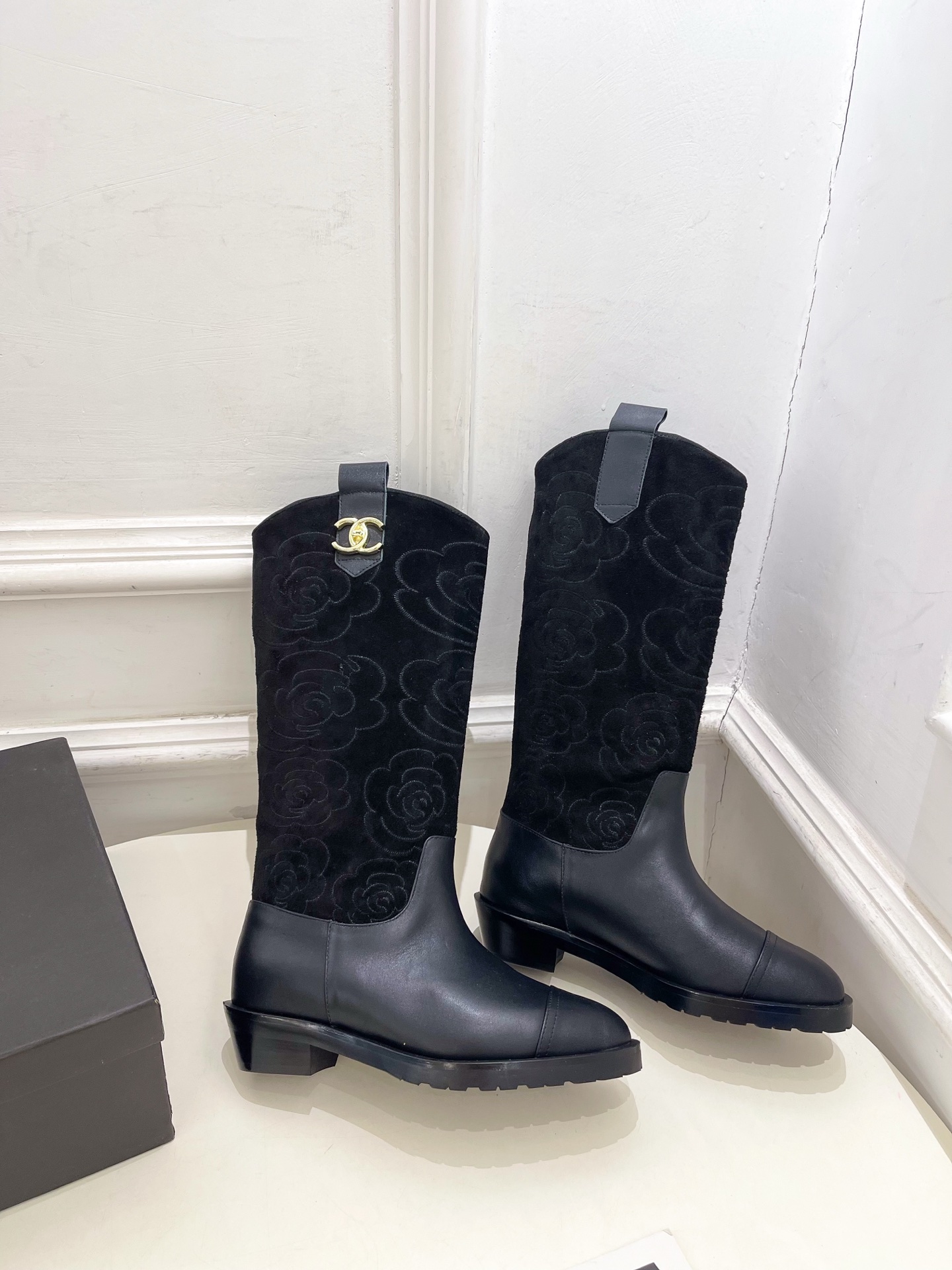 𝐂𝐇𝐀𝐍𝐄𝐋 | 小香 25𝐬𝐬 🦋2025 秋冬秀场新品 小香双C书包扣电绣山茶花西部牛仔靴 系列上新