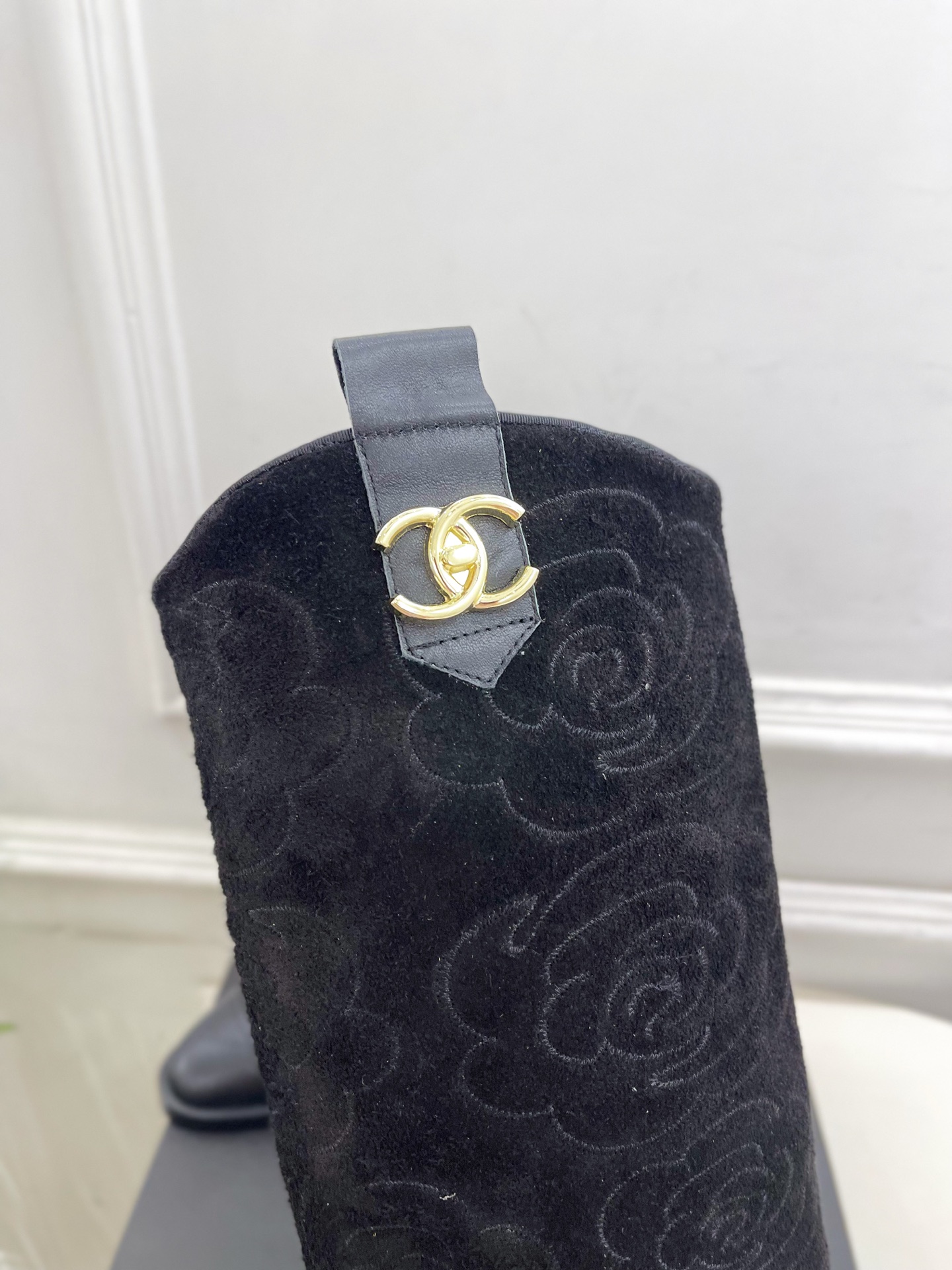 𝐂𝐇𝐀𝐍𝐄𝐋 | 小香 25𝐬𝐬 🦋2025 秋冬秀场新品 小香双C书包扣电绣山茶花西部牛仔靴 系列上新