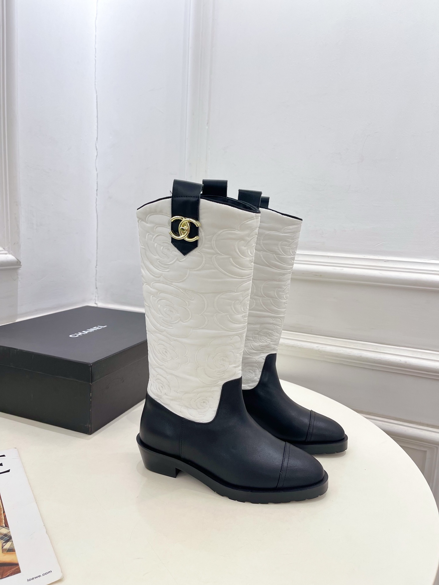 𝐂𝐇𝐀𝐍𝐄𝐋 | 小香 25𝐬𝐬 🦋2025 秋冬秀场新品 小香双C书包扣电绣山茶花西部牛仔靴 系列上新