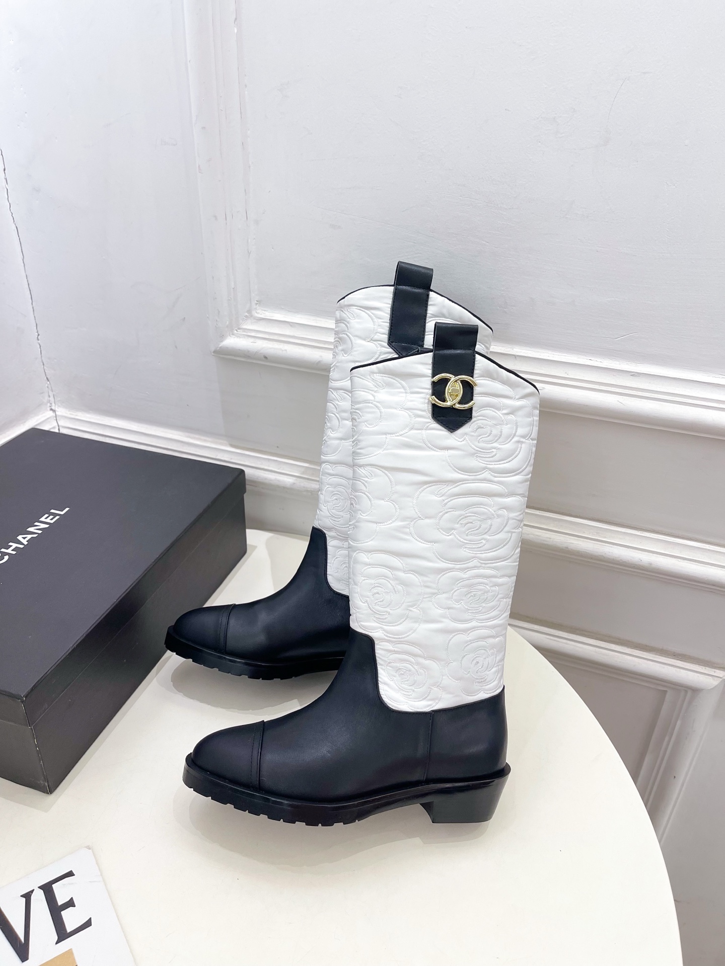 𝐂𝐇𝐀𝐍𝐄𝐋 | 小香 25𝐬𝐬 🦋2025 秋冬秀场新品 小香双C书包扣电绣山茶花西部牛仔靴 系列上新