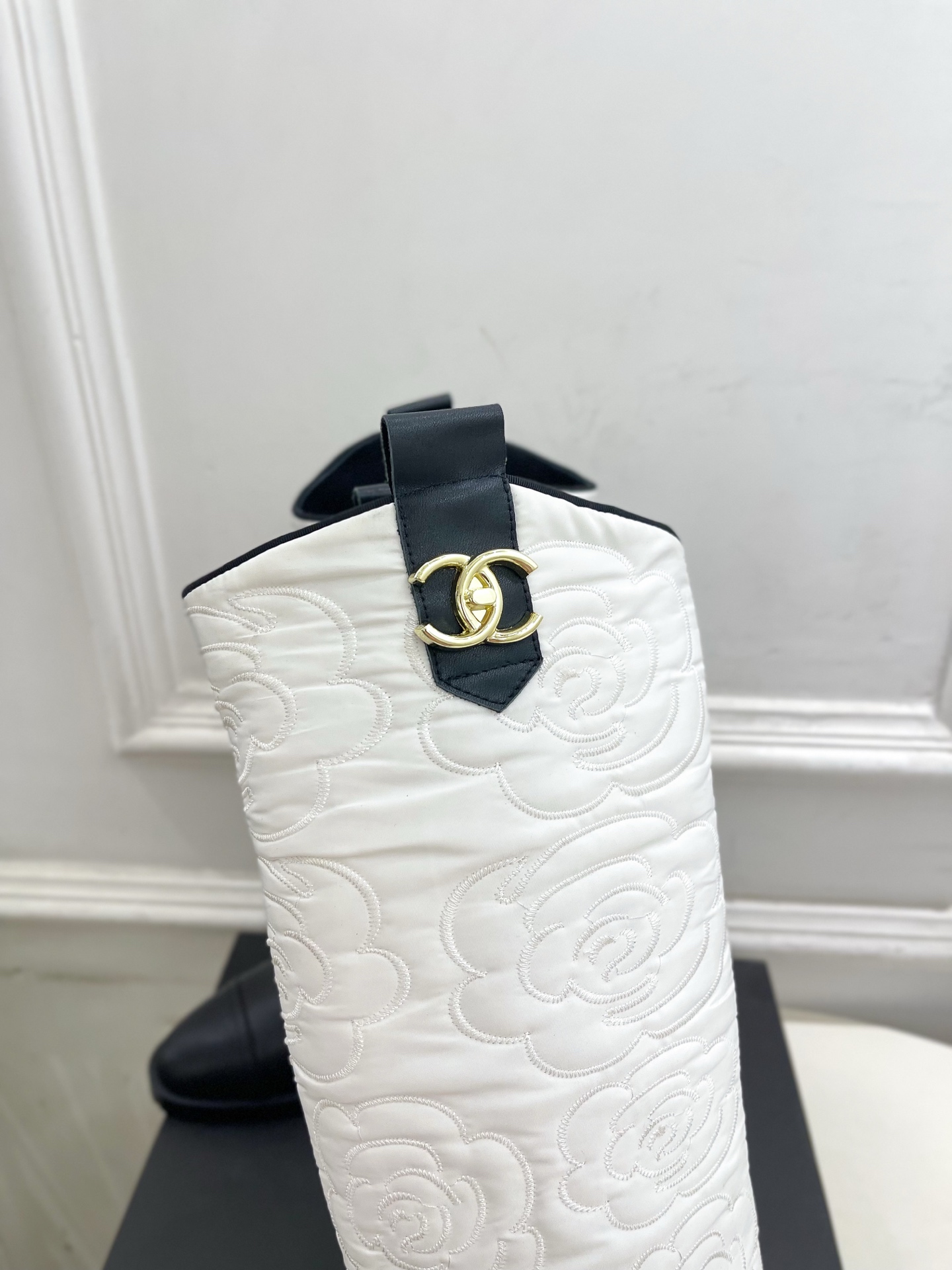𝐂𝐇𝐀𝐍𝐄𝐋 | 小香 25𝐬𝐬 🦋2025 秋冬秀场新品 小香双C书包扣电绣山茶花西部牛仔靴 系列上新