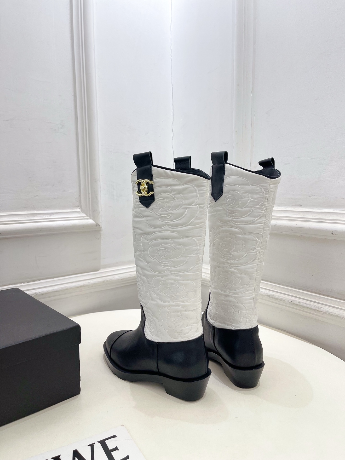 𝐂𝐇𝐀𝐍𝐄𝐋 | 小香 25𝐬𝐬 🦋2025 秋冬秀场新品 小香双C书包扣电绣山茶花西部牛仔靴 系列上新