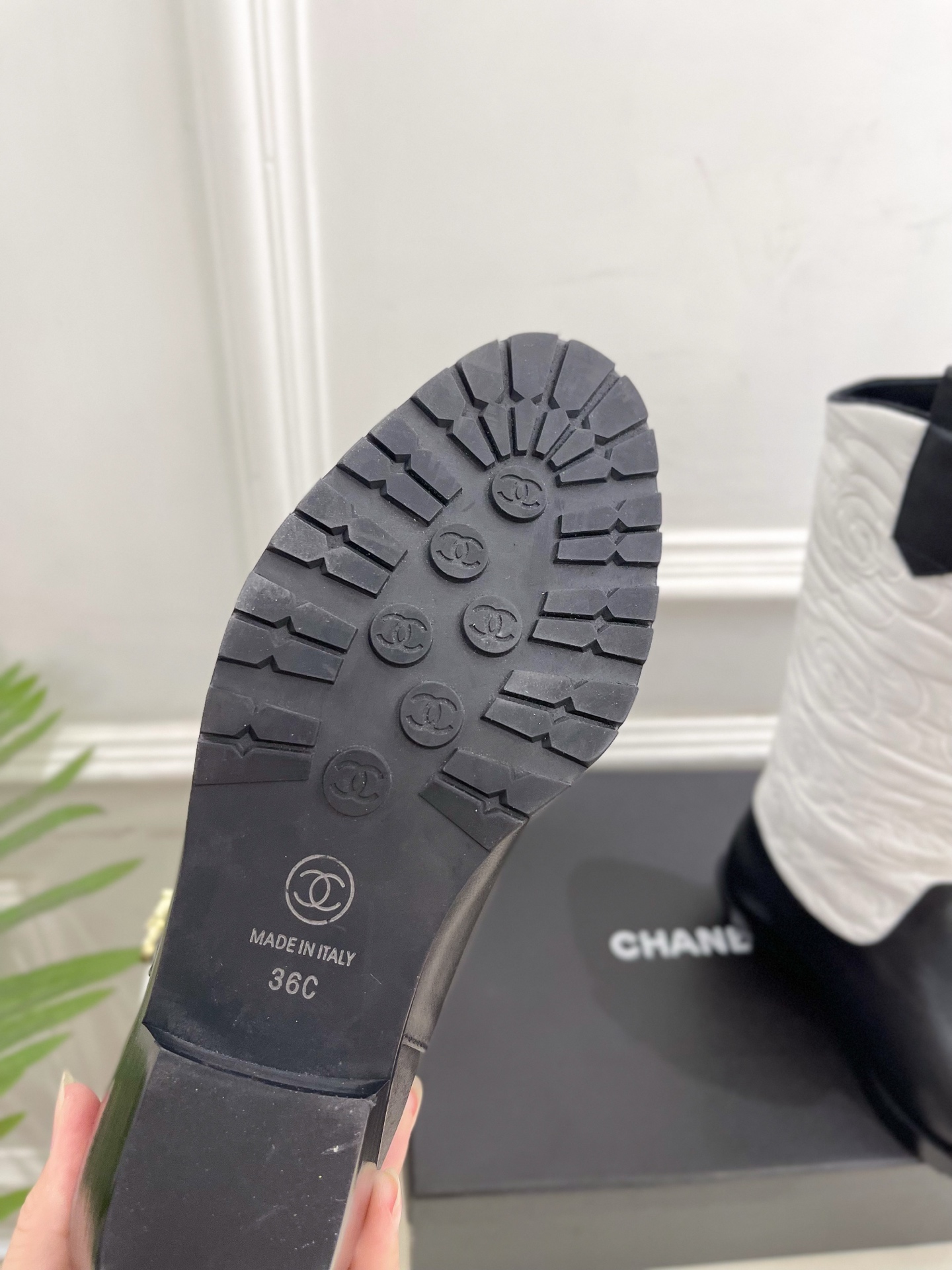 𝐂𝐇𝐀𝐍𝐄𝐋 | 小香 25𝐬𝐬 🦋2025 秋冬秀场新品 小香双C书包扣电绣山茶花西部牛仔靴 系列上新