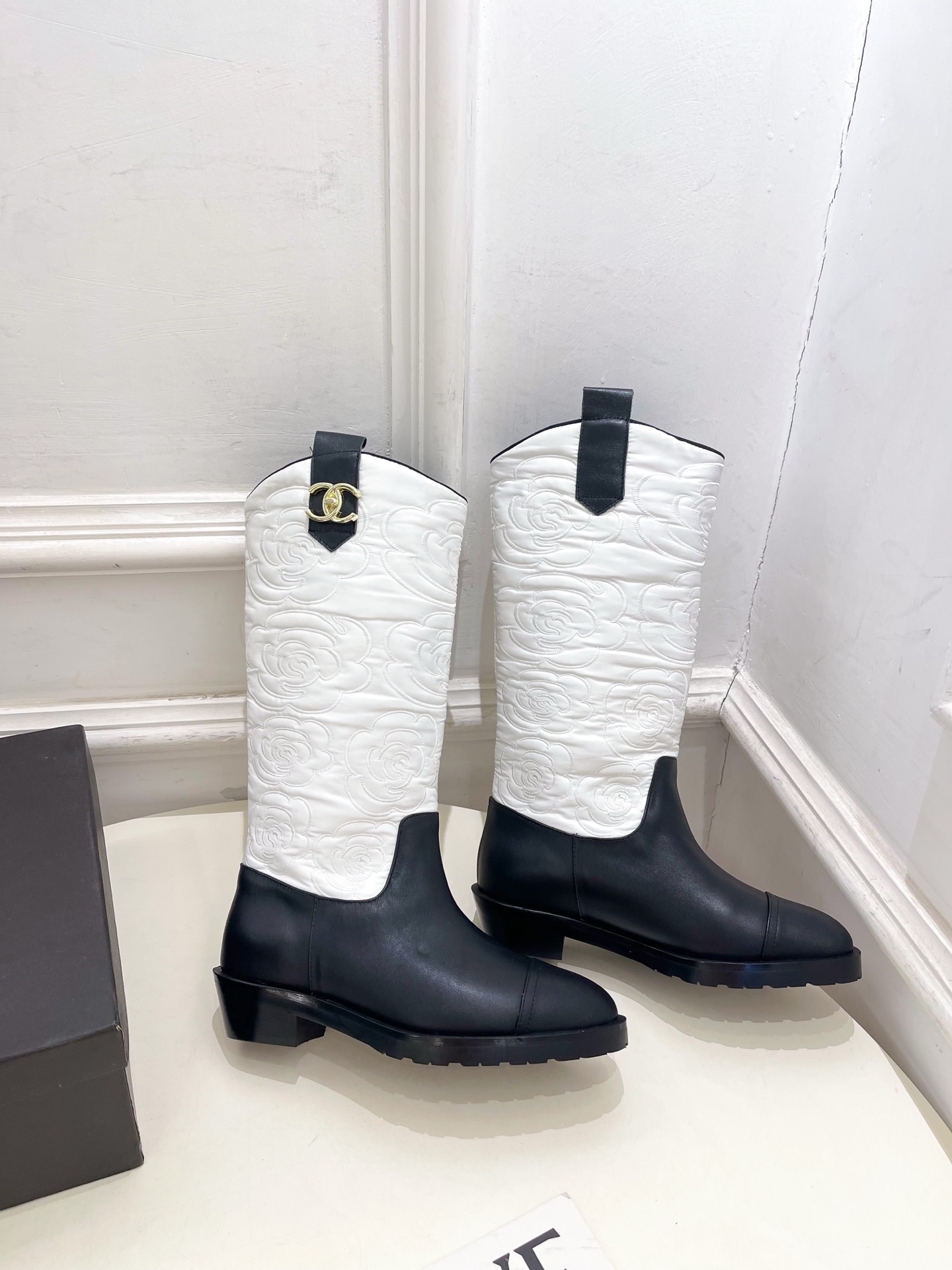 𝐂𝐇𝐀𝐍𝐄𝐋 | 小香 25𝐬𝐬 🦋2025 秋冬秀场新品 小香双C书包扣电绣山茶花西部牛仔靴 系列上新