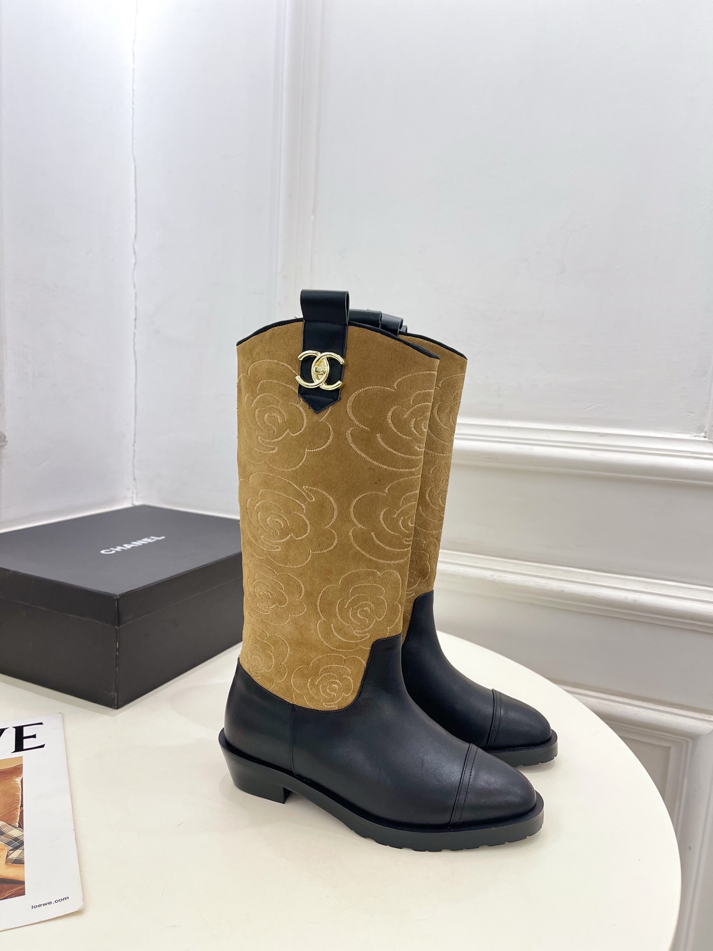 𝐂𝐇𝐀𝐍𝐄𝐋 | 小香 25𝐬𝐬 🦋2025 秋冬秀场新品 小香双C书包扣电绣山茶花西部牛仔靴 系列上新