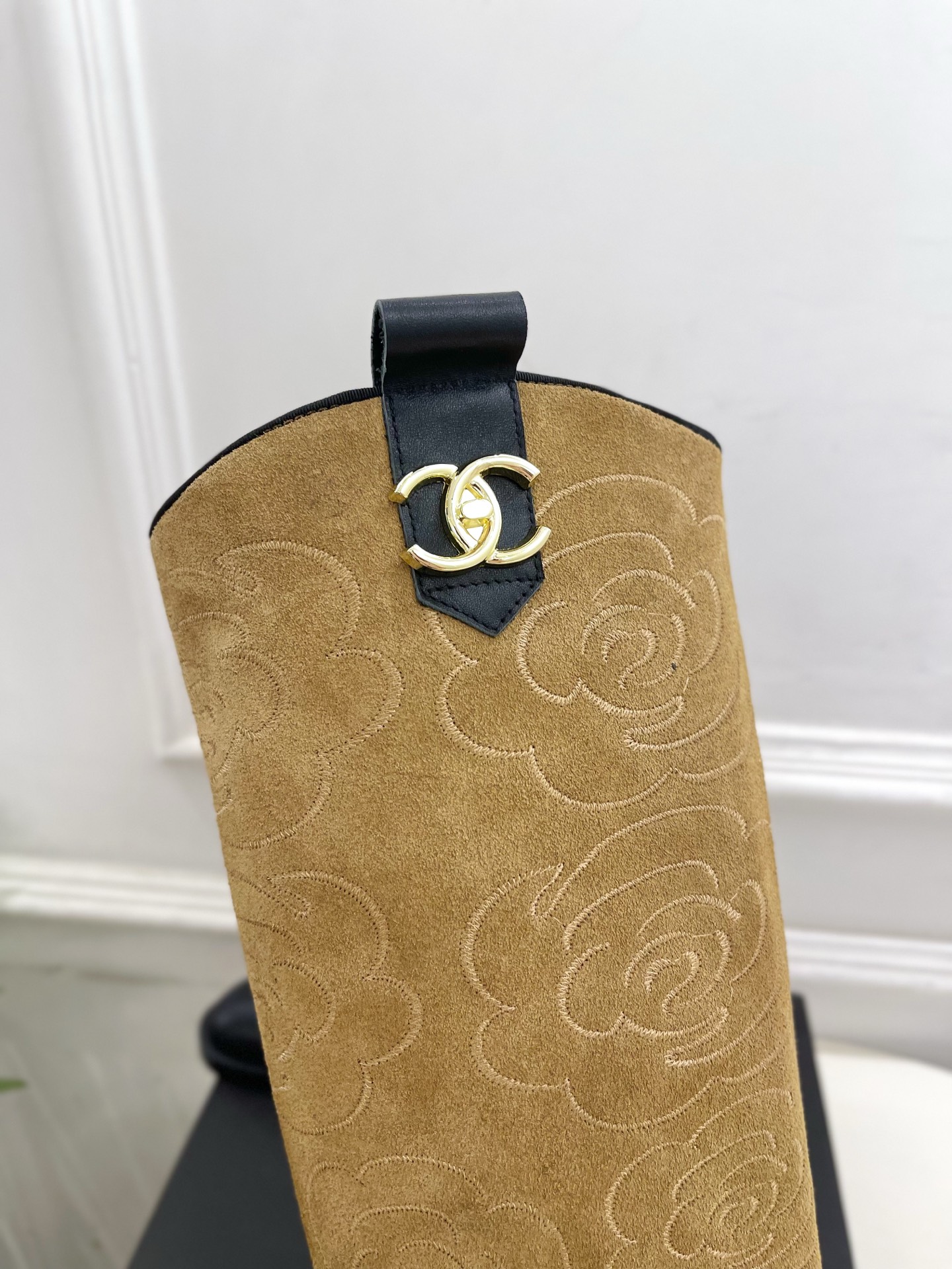 𝐂𝐇𝐀𝐍𝐄𝐋 | 小香 25𝐬𝐬 🦋2025 秋冬秀场新品 小香双C书包扣电绣山茶花西部牛仔靴 系列上新
