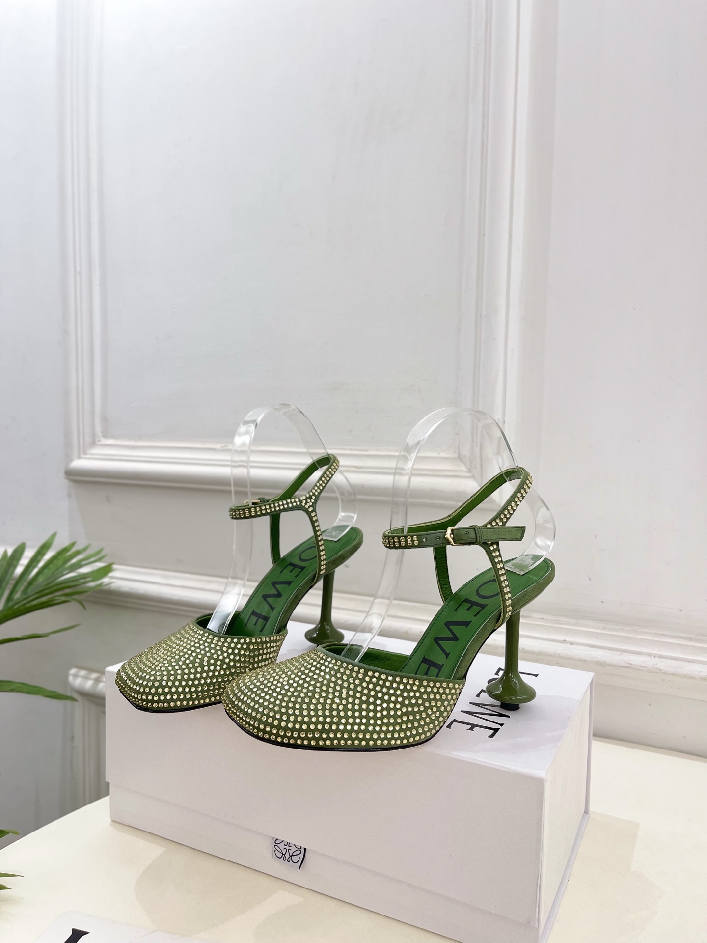 LOEWE 罗意威 2025秋冬新品 Toy踝带钻面芭蕾舞平底鞋、高跟鞋—————————LOEWE作为