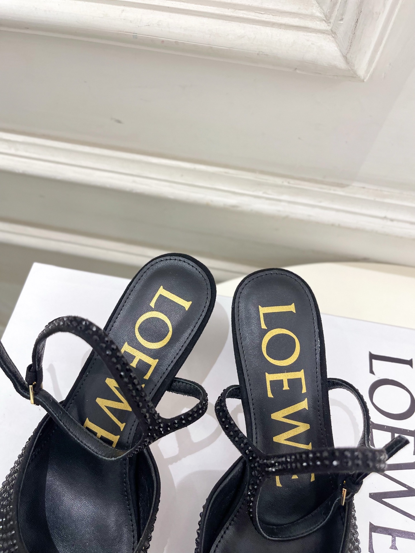 LOEWE 罗意威 2025秋冬新品 Toy踝带钻面芭蕾舞平底鞋、高跟鞋—————————LOEWE作为