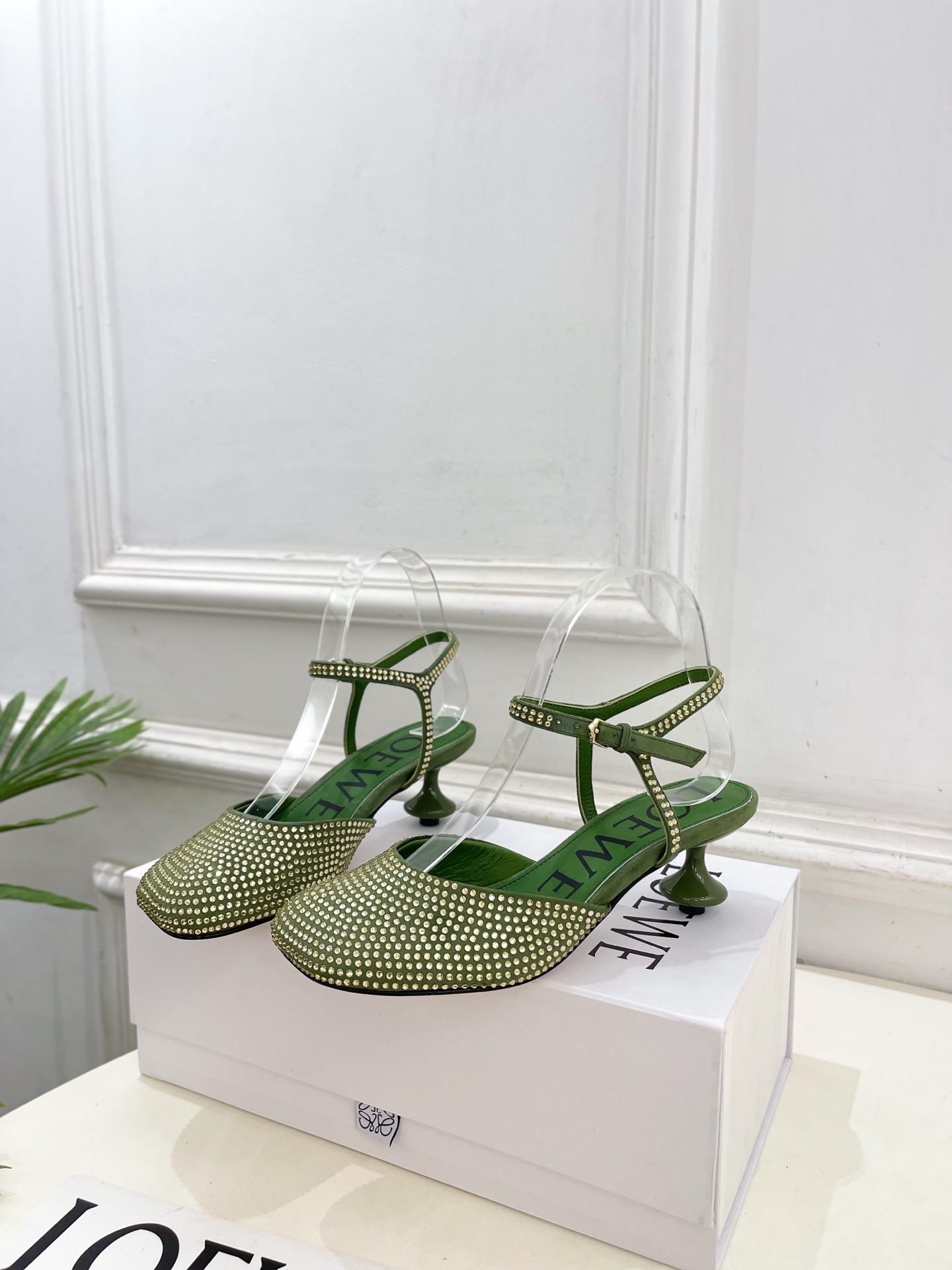 LOEWE 罗意威 2025秋冬新品 Toy踝带钻面芭蕾舞平底鞋、高跟鞋—————————LOEWE作为
