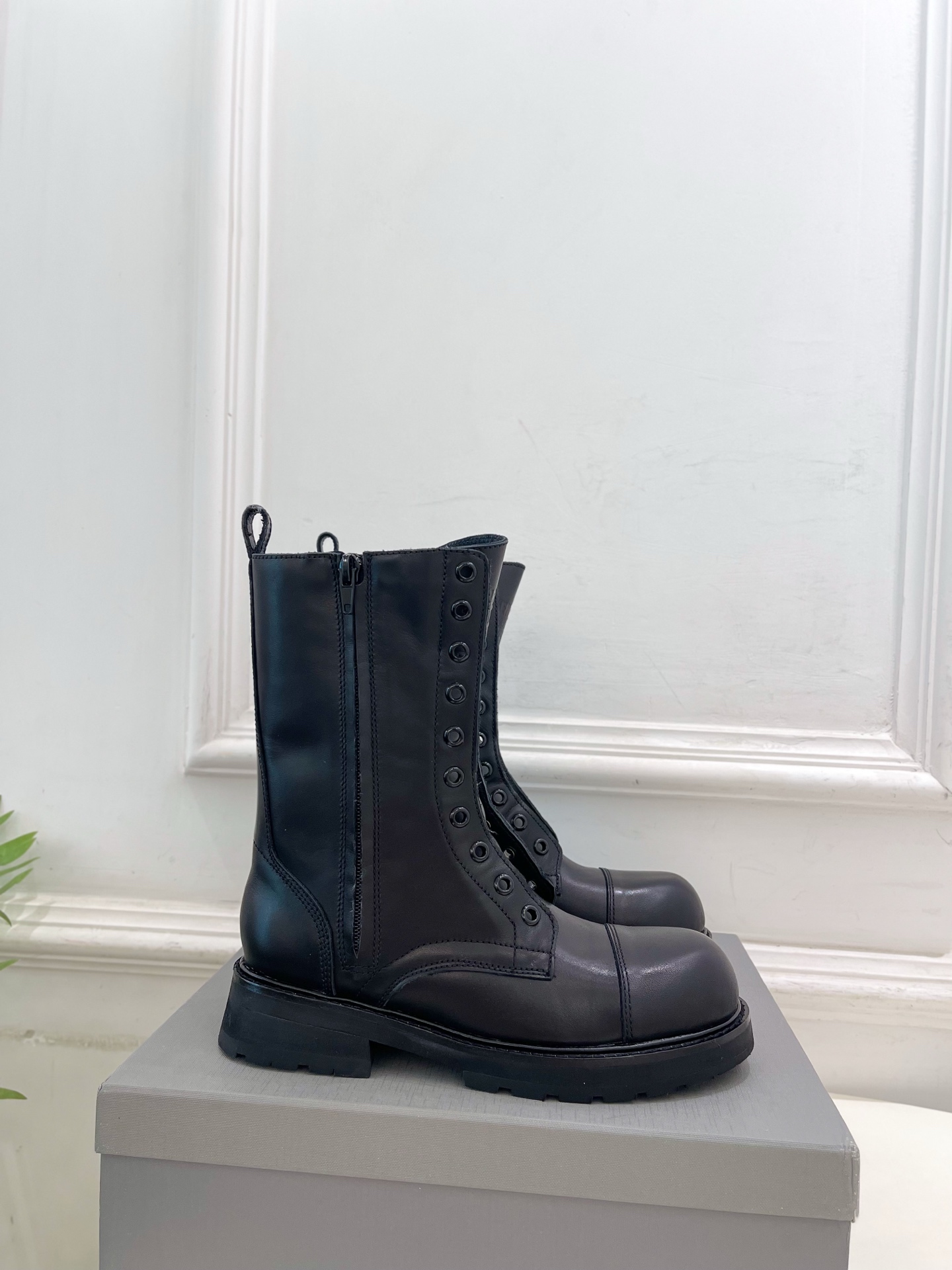 Balenciaga | 巴黎世家 25𝐬𝐬 ⭐️2025秋冬新品情侣款厚底机车马丁靴超火爆 众明星网红