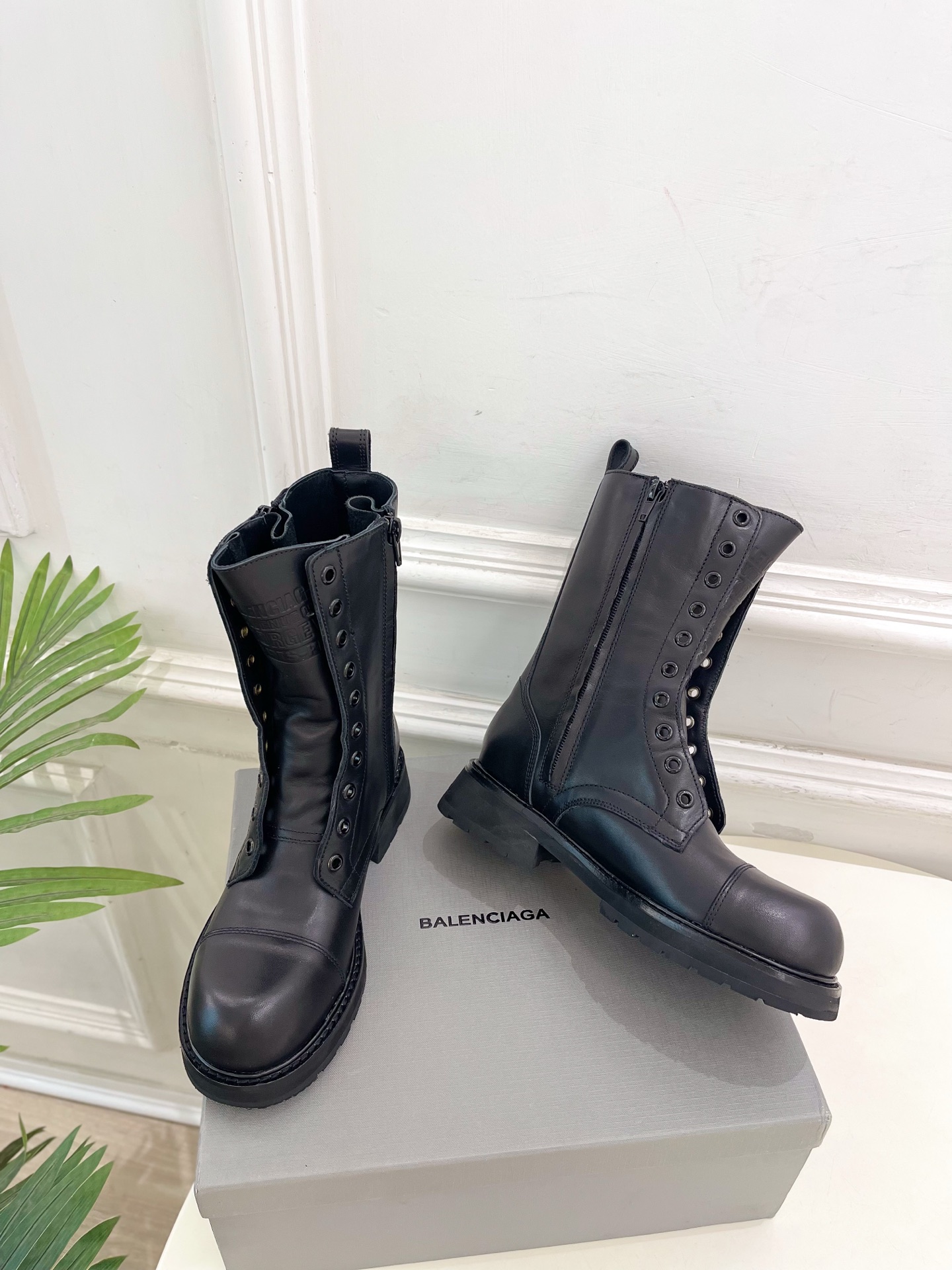 Balenciaga | 巴黎世家 25𝐬𝐬 ⭐️2025秋冬新品情侣款厚底机车马丁靴超火爆 众明星网红