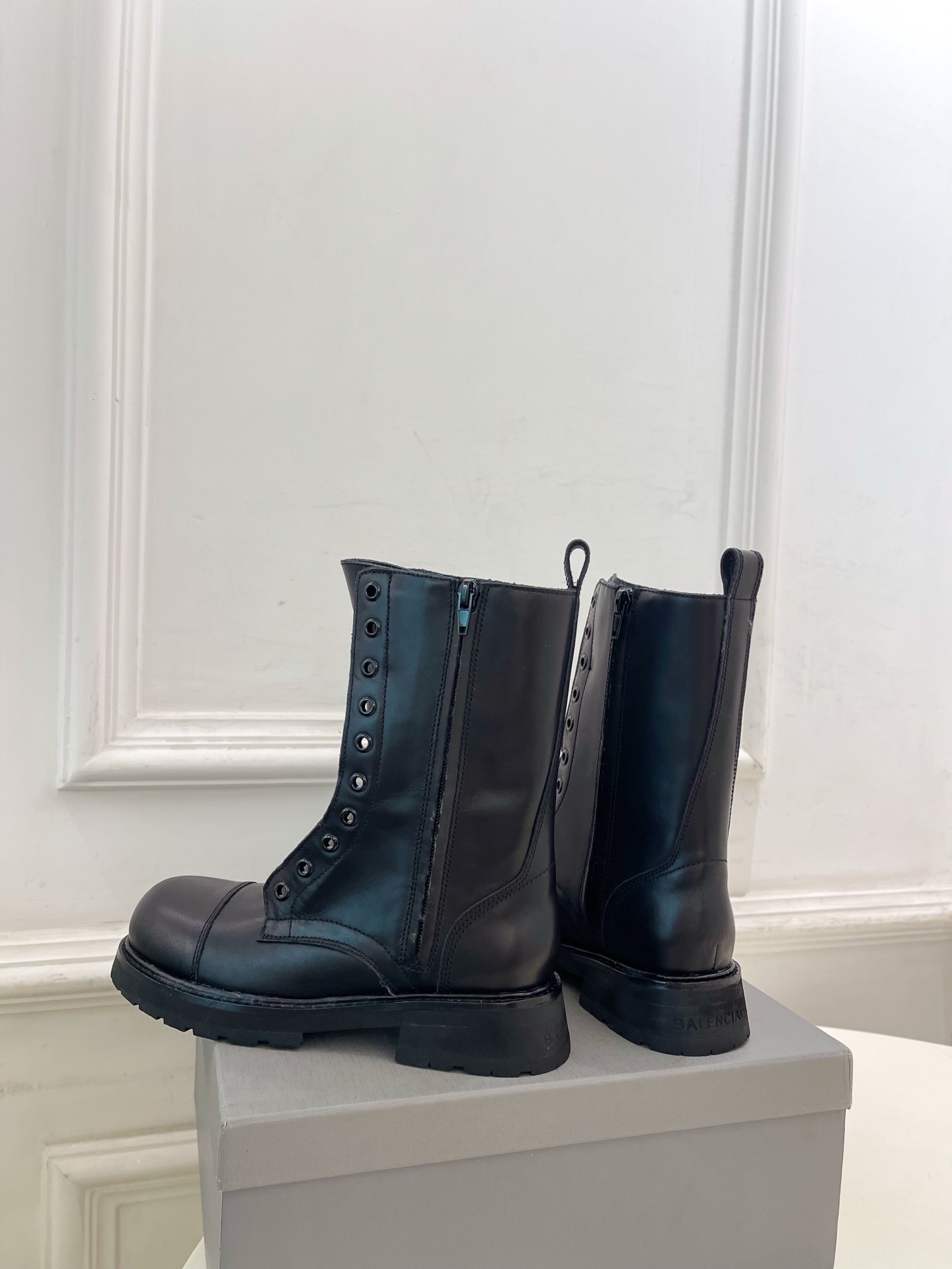 Balenciaga | 巴黎世家 25𝐬𝐬 ⭐️2025秋冬新品情侣款厚底机车马丁靴超火爆 众明星网红