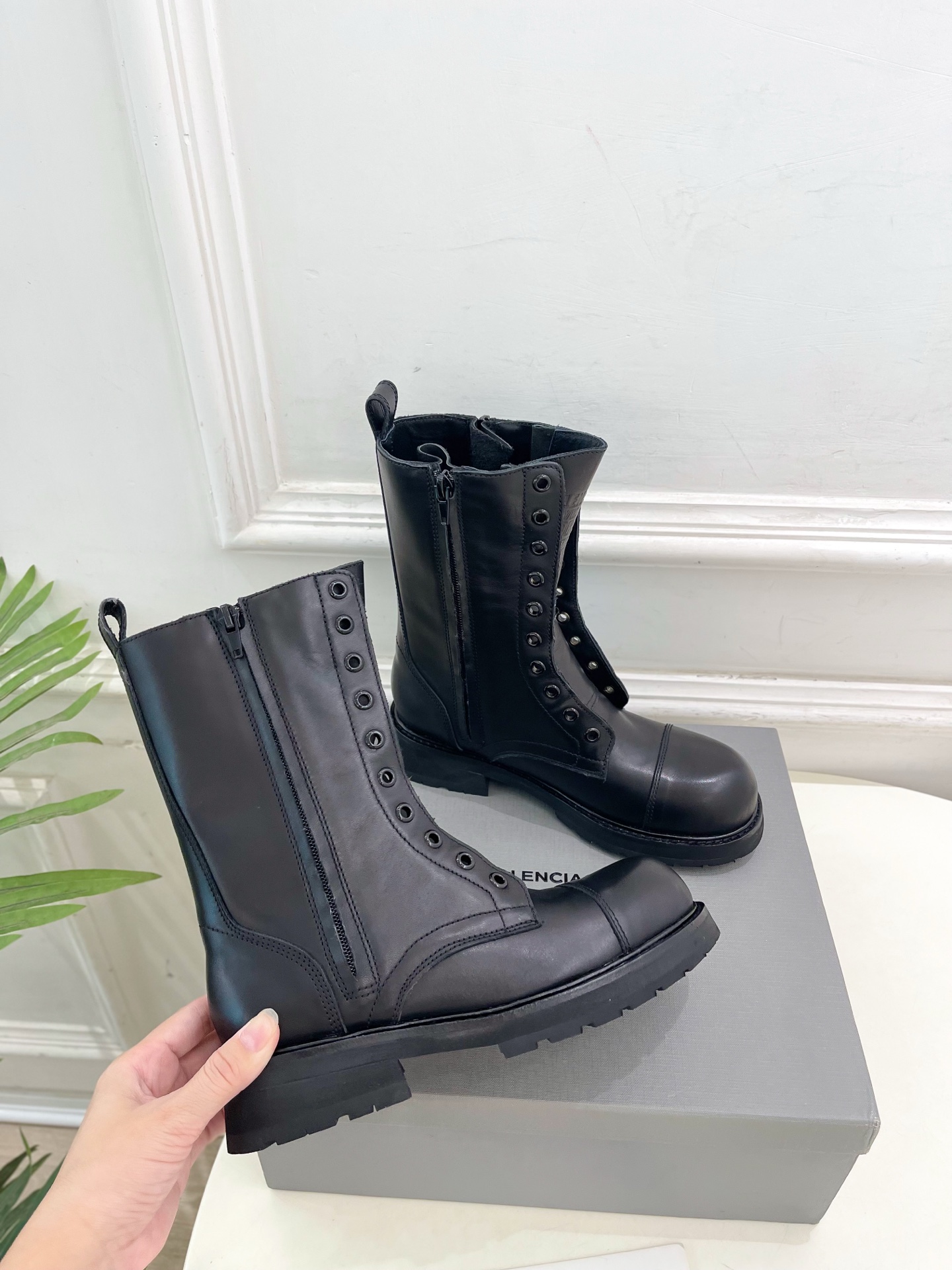Balenciaga | 巴黎世家 25𝐬𝐬 ⭐️2025秋冬新品情侣款厚底机车马丁靴超火爆 众明星网红