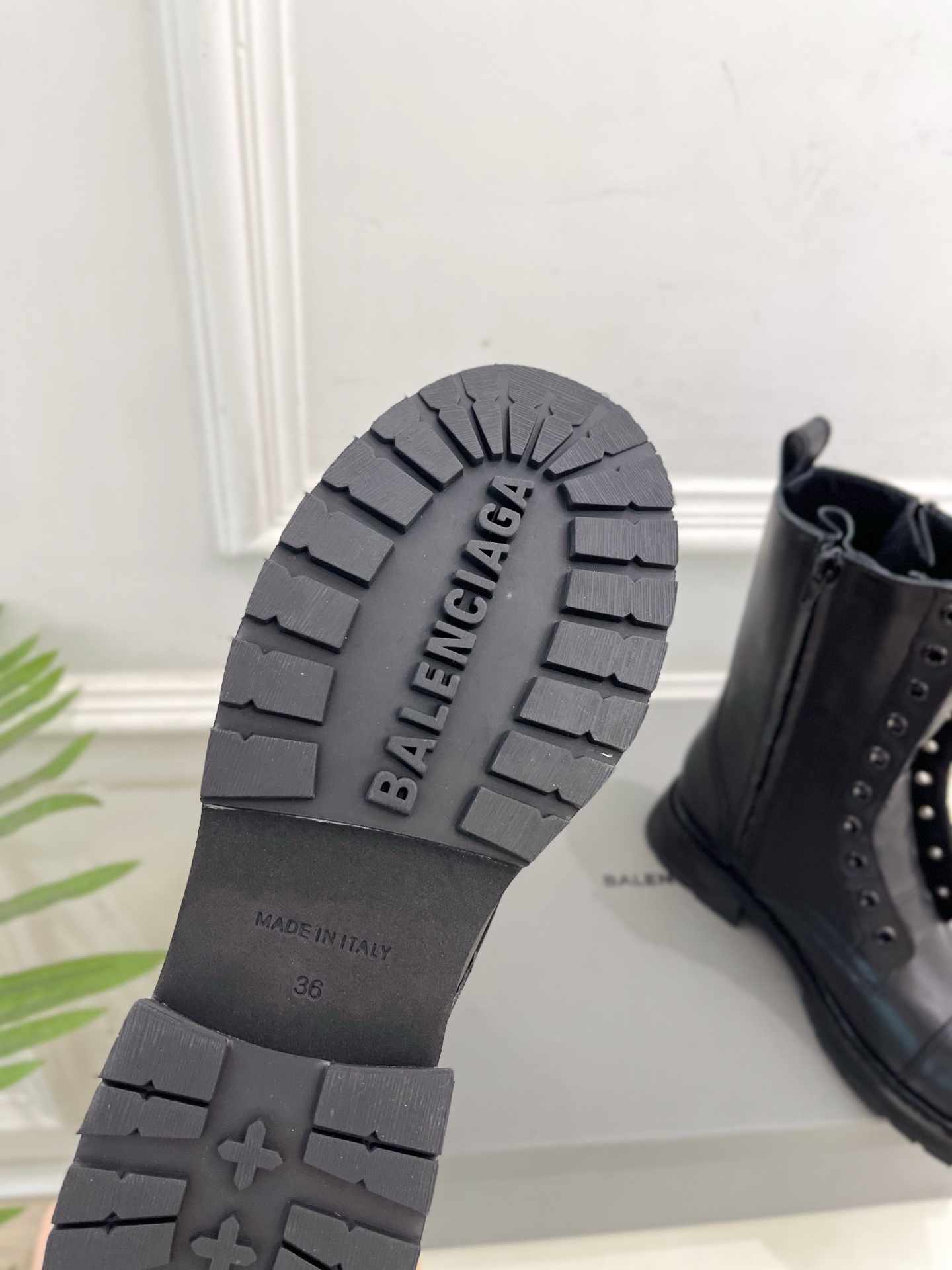Balenciaga | 巴黎世家 25𝐬𝐬 ⭐️2025秋冬新品情侣款厚底机车马丁靴超火爆 众明星网红