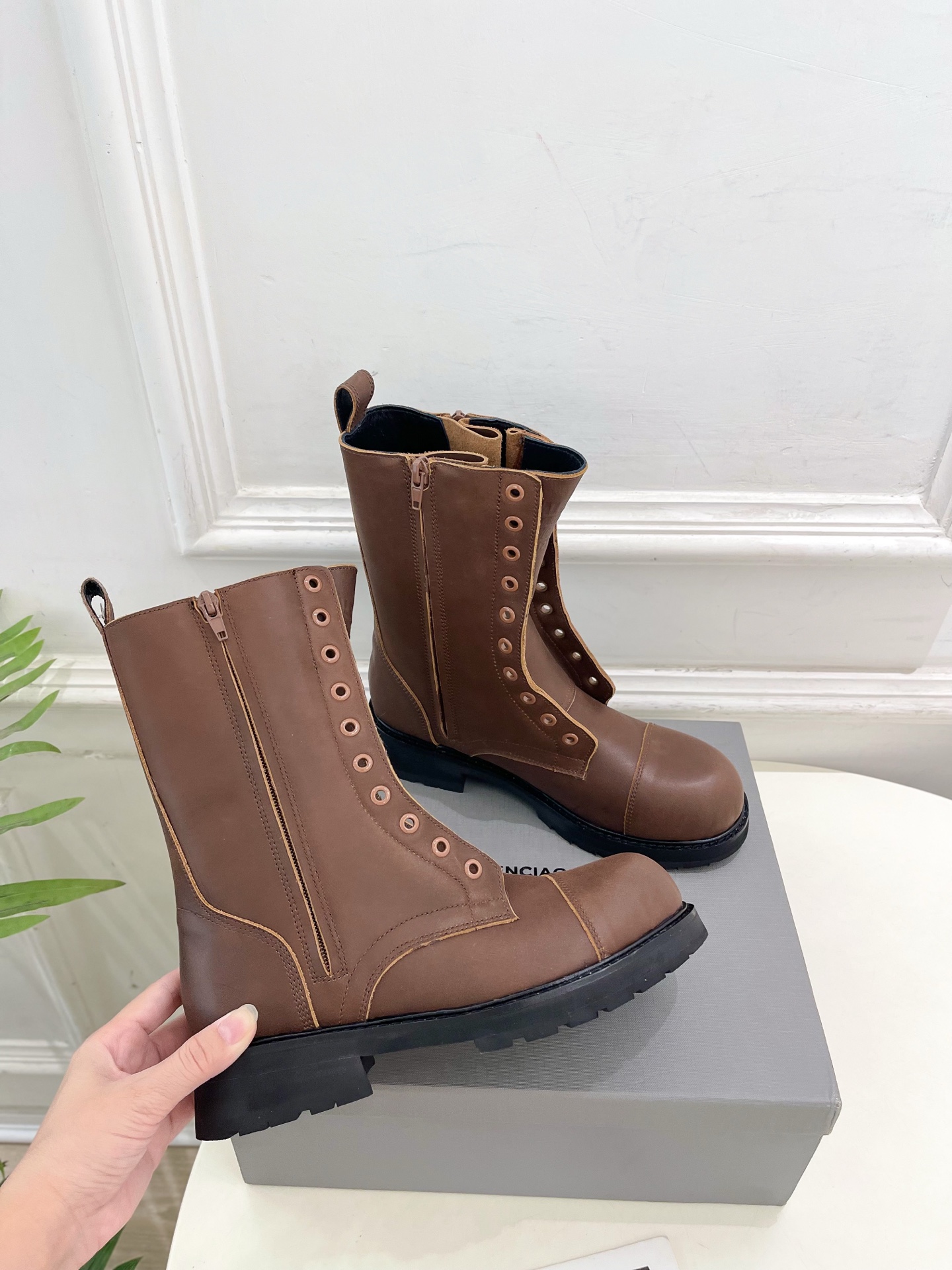 Balenciaga | 巴黎世家 25𝐬𝐬 ⭐️2025秋冬新品情侣款厚底机车马丁靴超火爆 众明星网红
