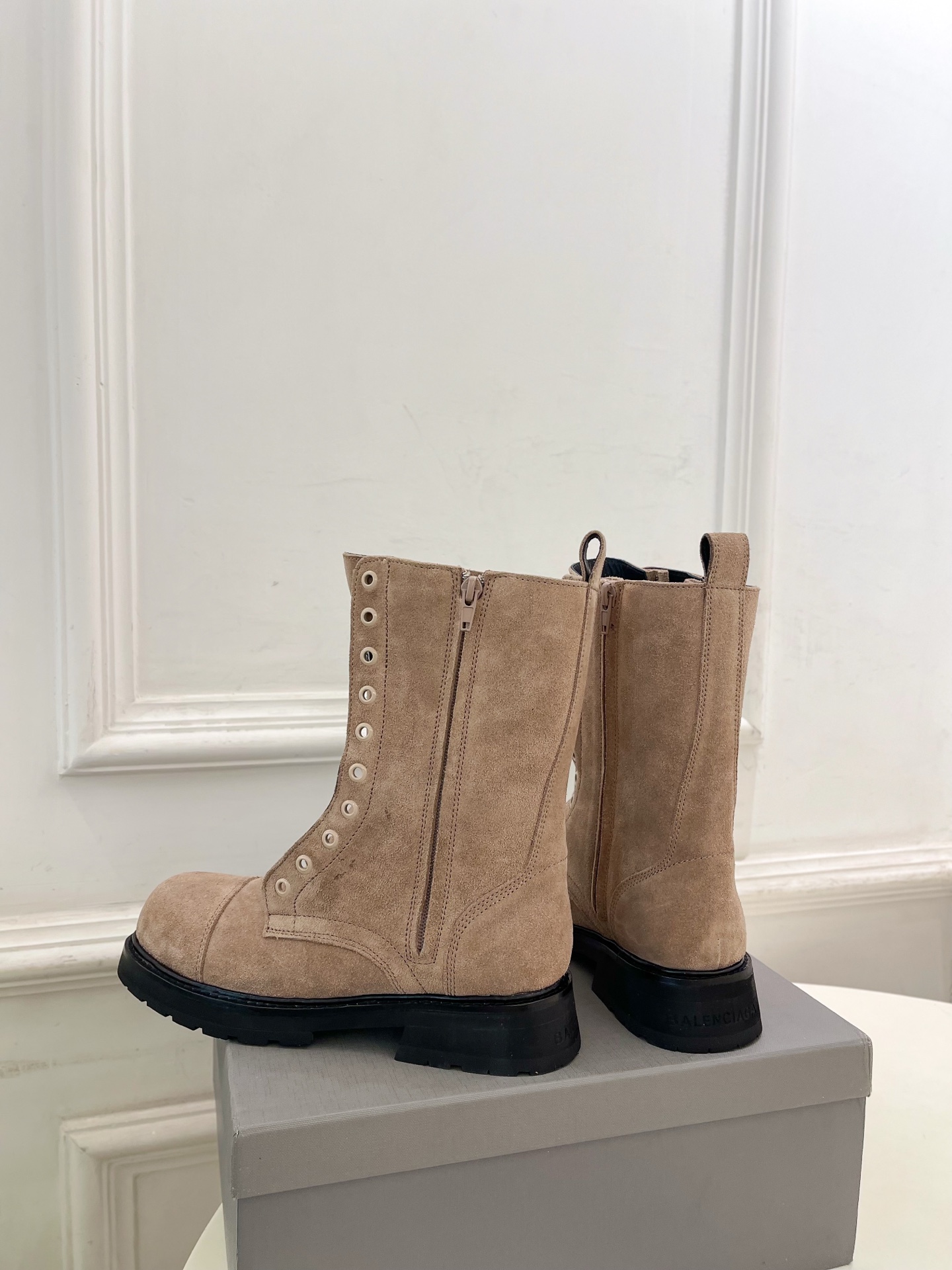 Balenciaga | 巴黎世家 25𝐬𝐬 ⭐️2025秋冬新品情侣款厚底机车马丁靴超火爆 众明星网红
