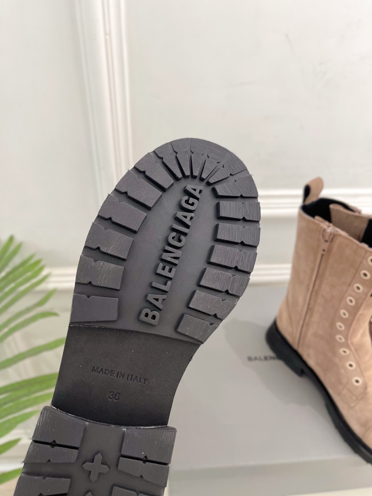 Balenciaga | 巴黎世家 25𝐬𝐬 ⭐️2025秋冬新品情侣款厚底机车马丁靴超火爆 众明星网红