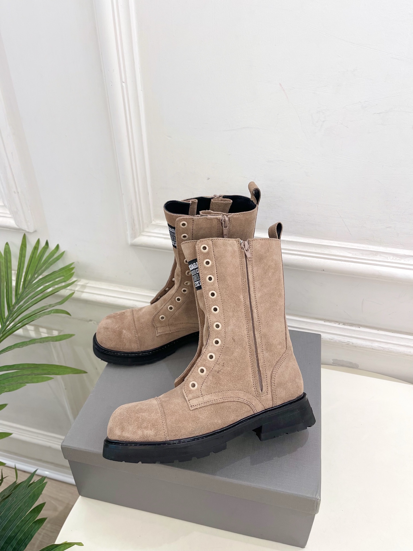 Balenciaga | 巴黎世家 25𝐬𝐬 ⭐️2025秋冬新品情侣款厚底机车马丁靴超火爆 众明星网红