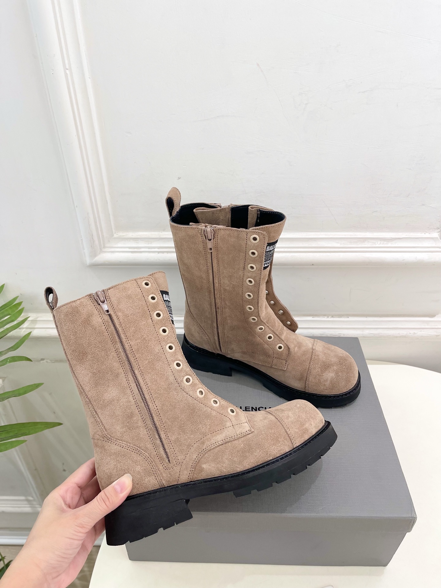 Balenciaga | 巴黎世家 25𝐬𝐬 ⭐️2025秋冬新品情侣款厚底机车马丁靴超火爆 众明星网红