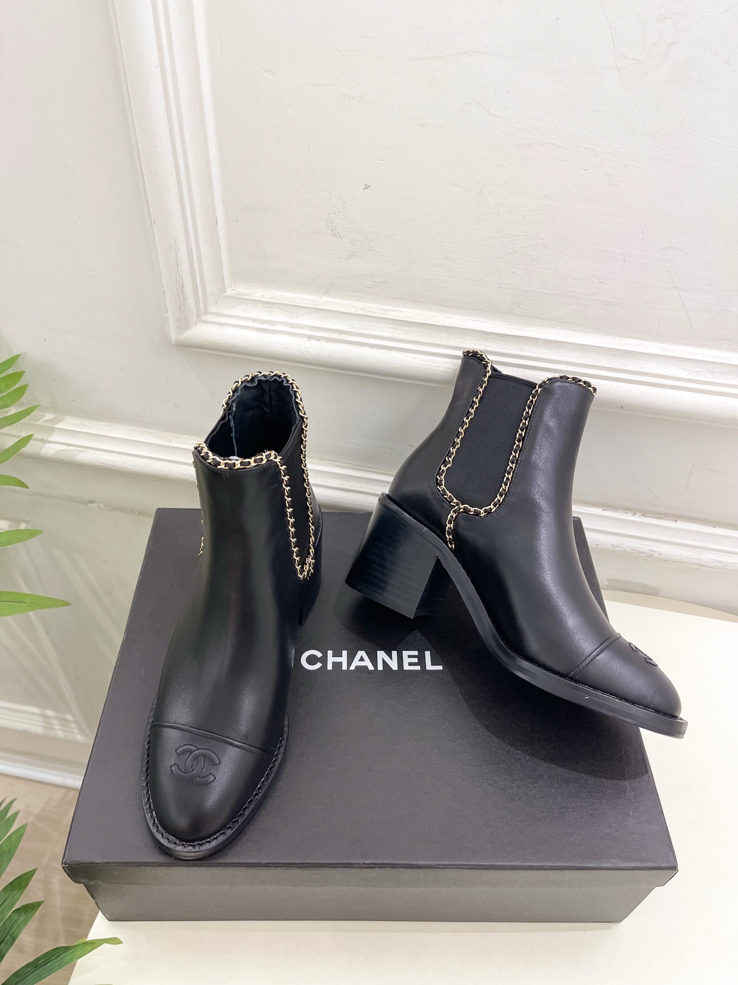 𝐂𝐇𝐀𝐍𝐄𝐋 | 小香 25𝐬𝐬 🦋2025 秋冬秀场新品 小香双C链条切尔西粗跟短靴 系列上新〰🍬 B