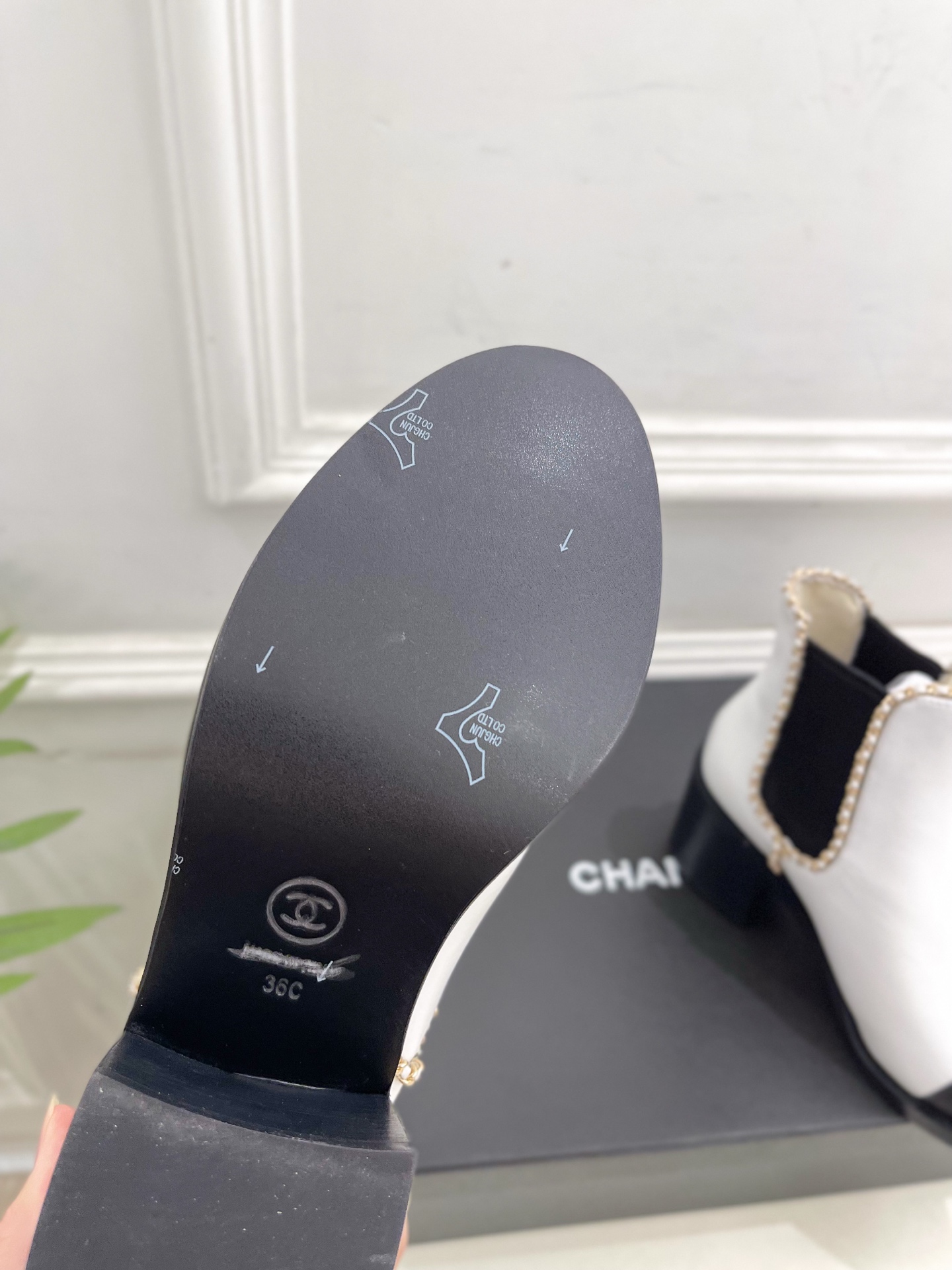 𝐂𝐇𝐀𝐍𝐄𝐋 | 小香 25𝐬𝐬 🦋2025 秋冬秀场新品 小香双C链条切尔西粗跟短靴 系列上新〰🍬 B
