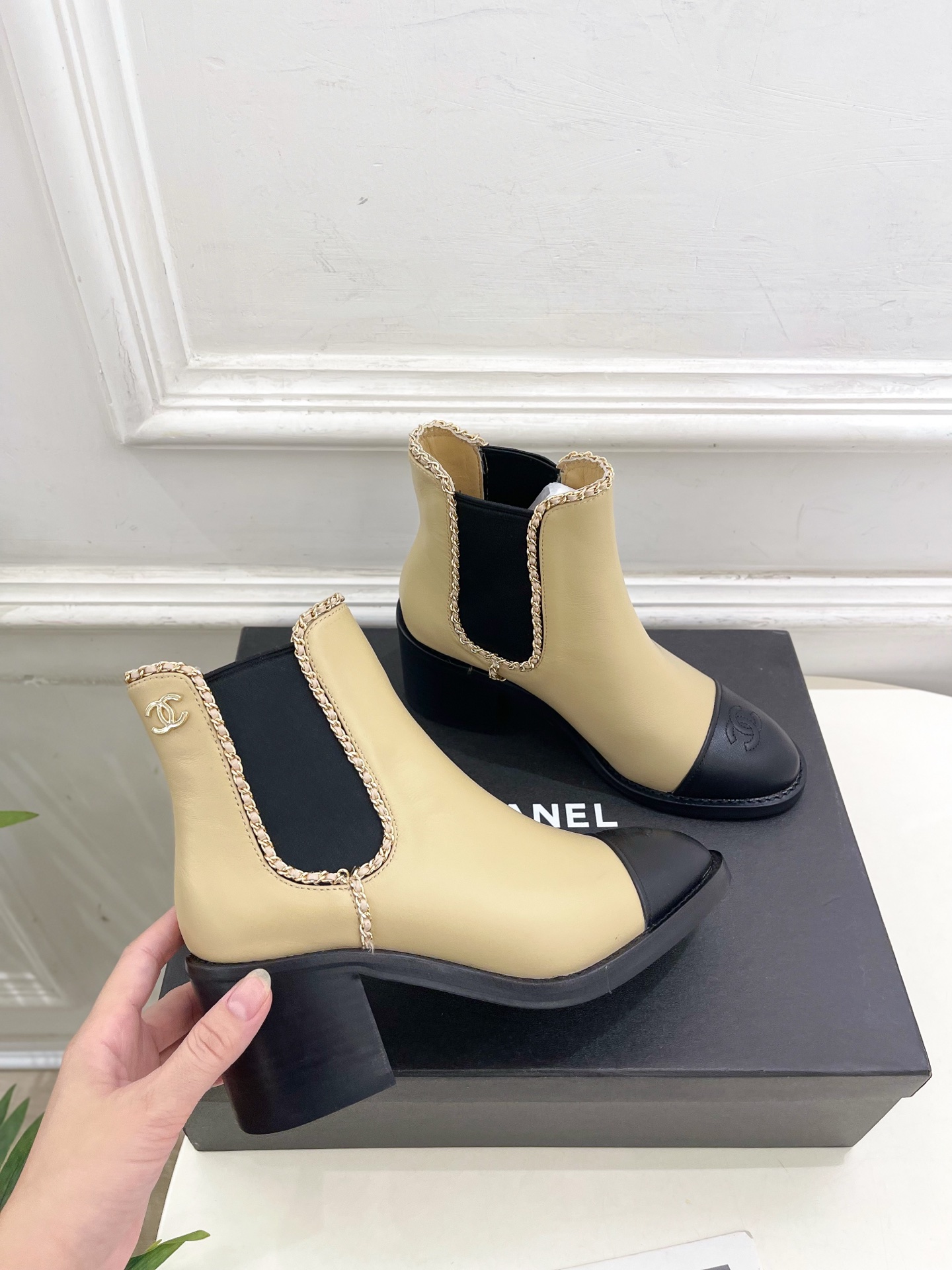 𝐂𝐇𝐀𝐍𝐄𝐋 | 小香 25𝐬𝐬 🦋2025 秋冬秀场新品 小香双C链条切尔西粗跟短靴 系列上新〰🍬 B