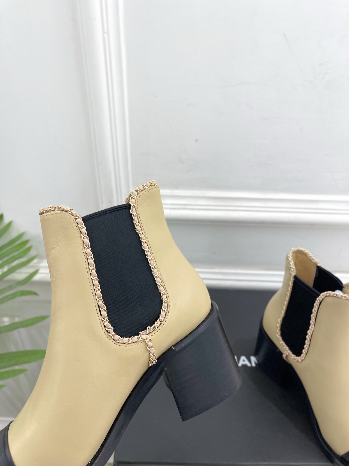 𝐂𝐇𝐀𝐍𝐄𝐋 | 小香 25𝐬𝐬 🦋2025 秋冬秀场新品 小香双C链条切尔西粗跟短靴 系列上新〰🍬 B