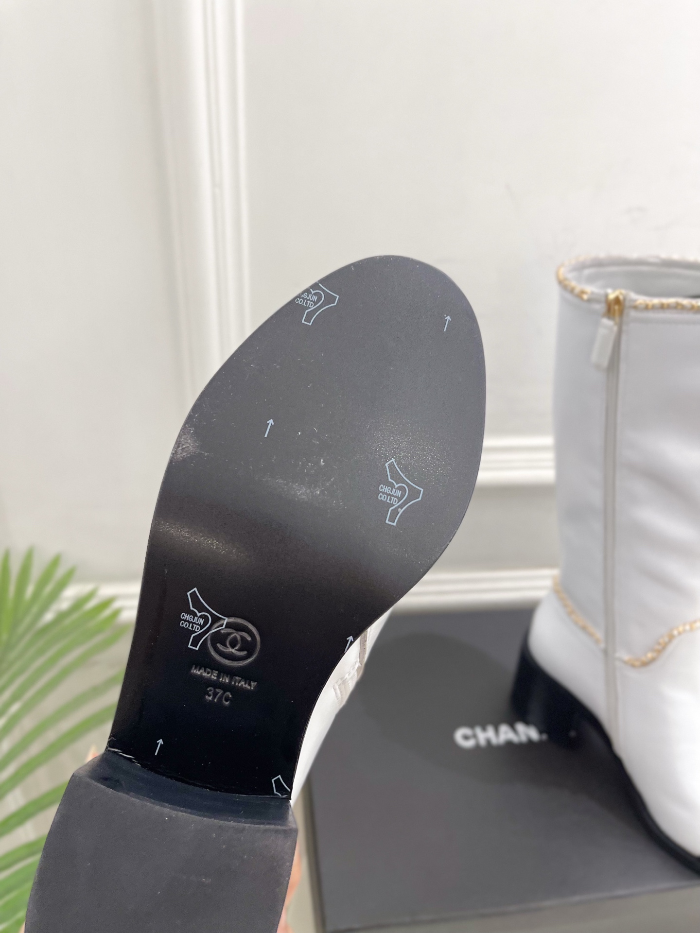𝐂𝐇𝐀𝐍𝐄𝐋 | 小香 25𝐬𝐬 🦋2025 秋冬秀场新品 小香经典双C链条侧拉链粗跟长靴 系列上新〰🍬