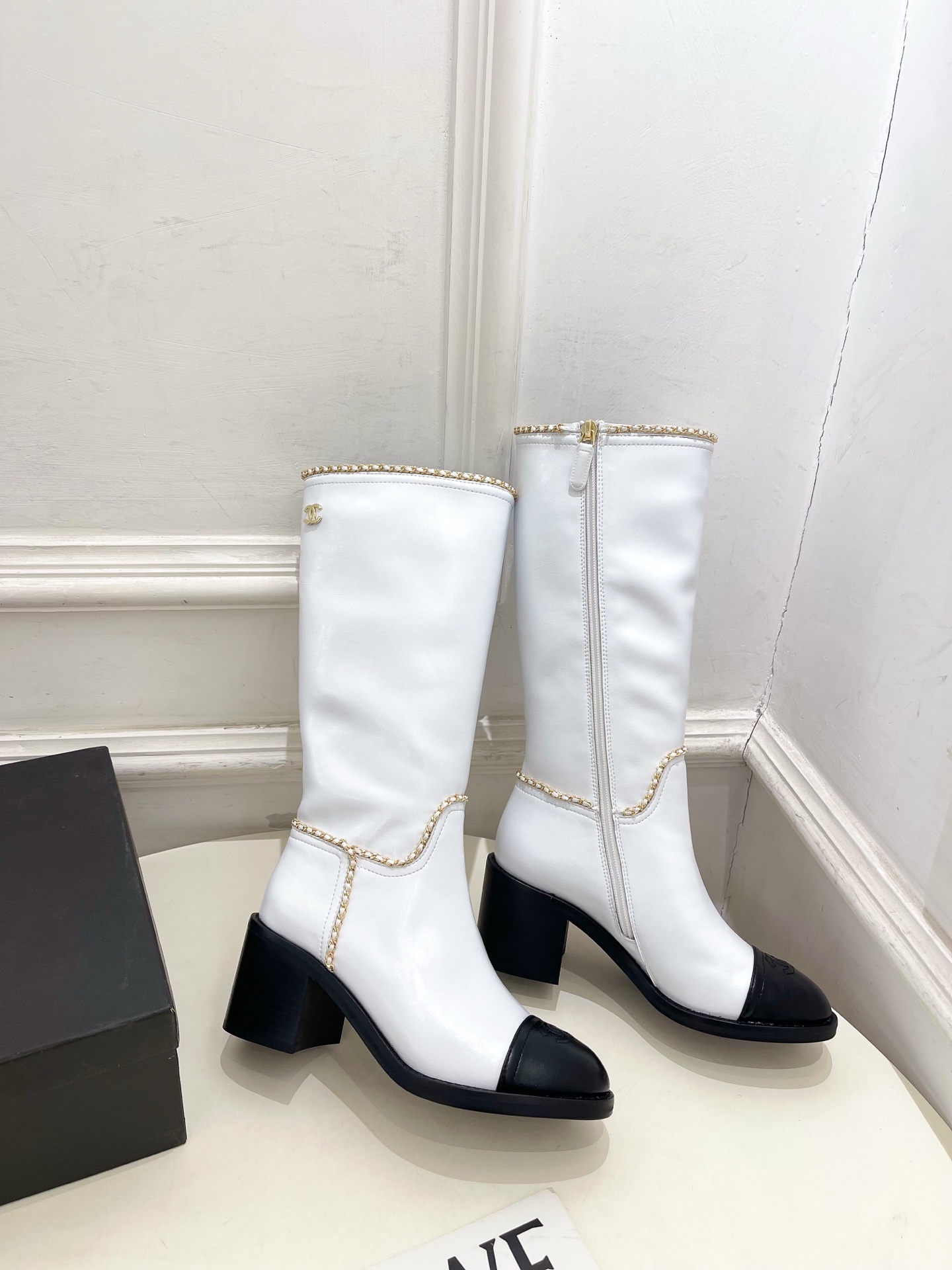 𝐂𝐇𝐀𝐍𝐄𝐋 | 小香 25𝐬𝐬 🦋2025 秋冬秀场新品 小香经典双C链条侧拉链粗跟长靴 系列上新〰🍬
