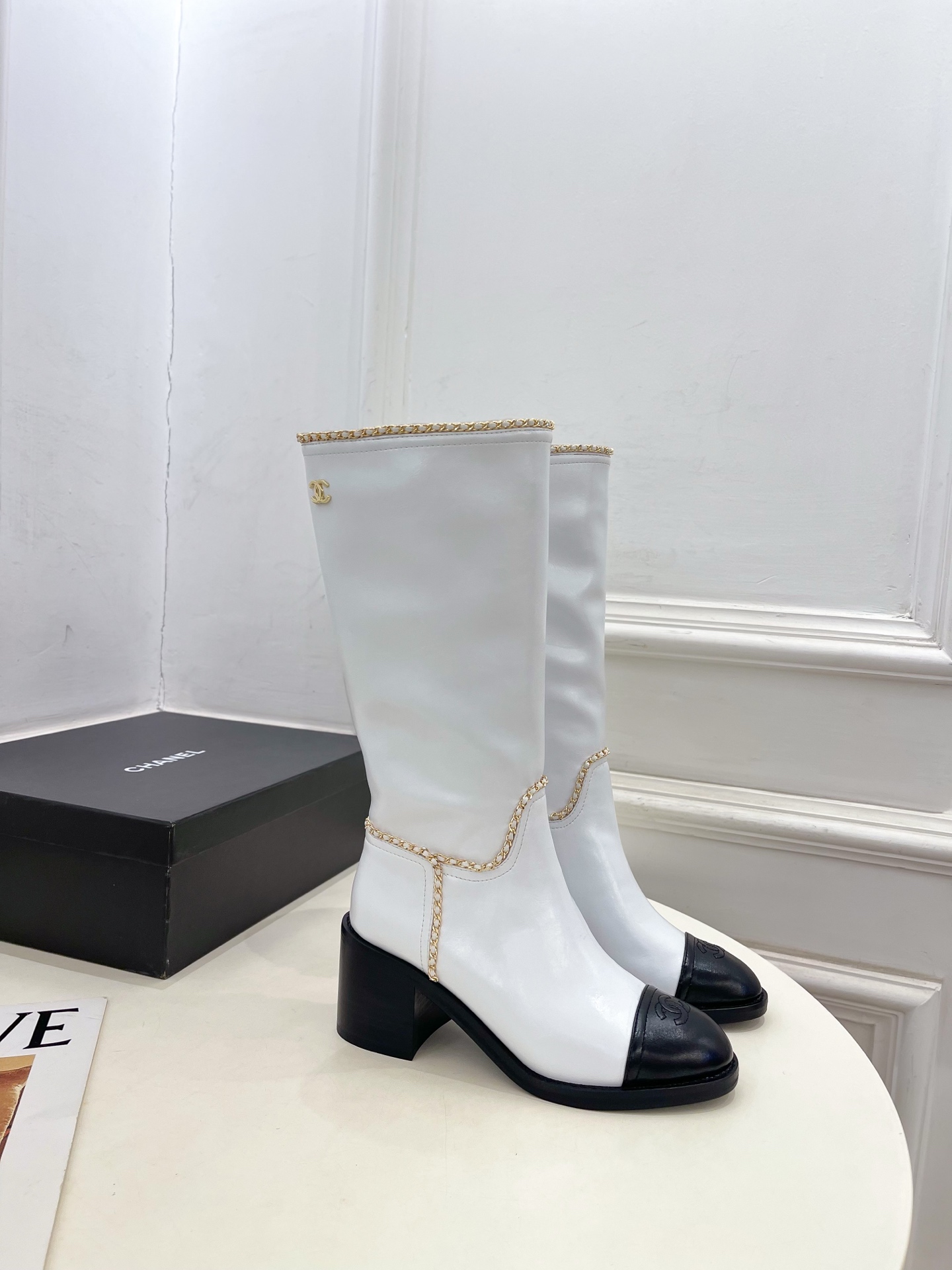 𝐂𝐇𝐀𝐍𝐄𝐋 | 小香 25𝐬𝐬 🦋2025 秋冬秀场新品 小香经典双C链条侧拉链粗跟长靴 系列上新〰🍬