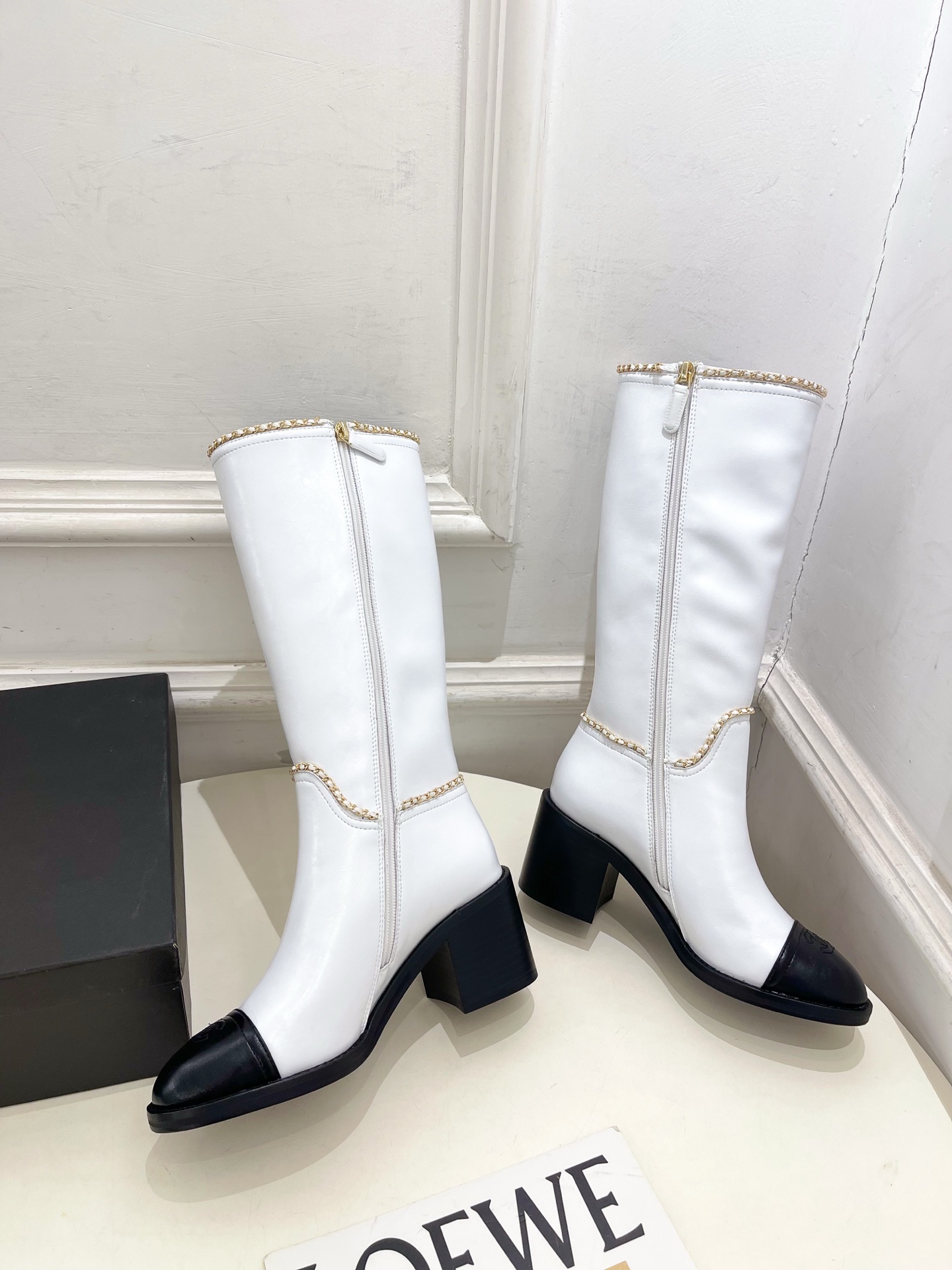 𝐂𝐇𝐀𝐍𝐄𝐋 | 小香 25𝐬𝐬 🦋2025 秋冬秀场新品 小香经典双C链条侧拉链粗跟长靴 系列上新〰🍬